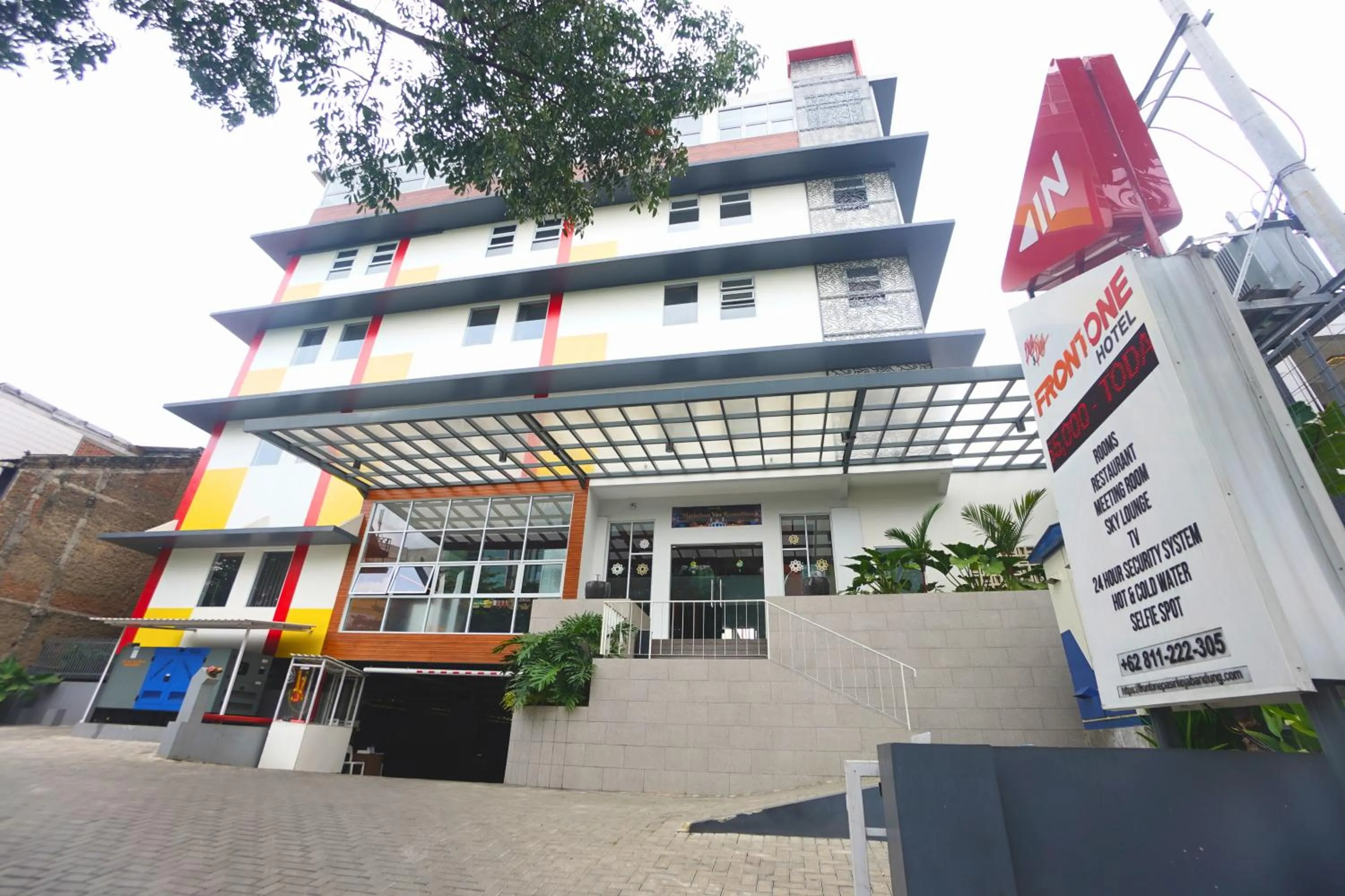 Facade/entrance in Front One Hotel Pasir Koja Bandung