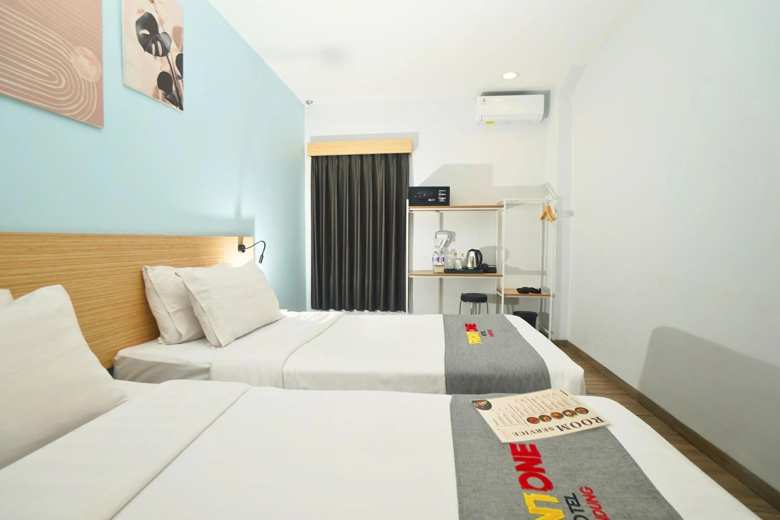 Bedroom, Bed in Front One Hotel Pasir Koja Bandung