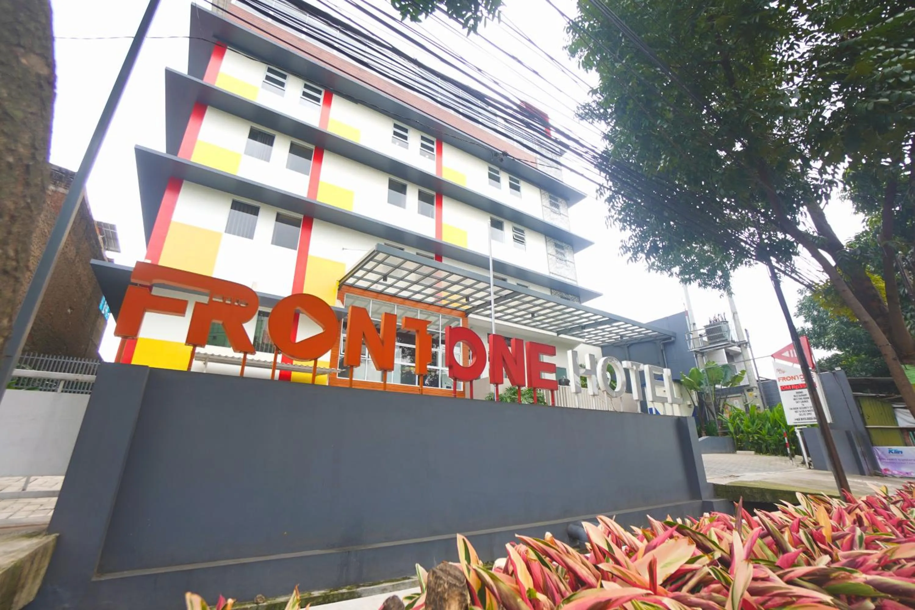 Facade/entrance in Front One Hotel Pasir Koja Bandung