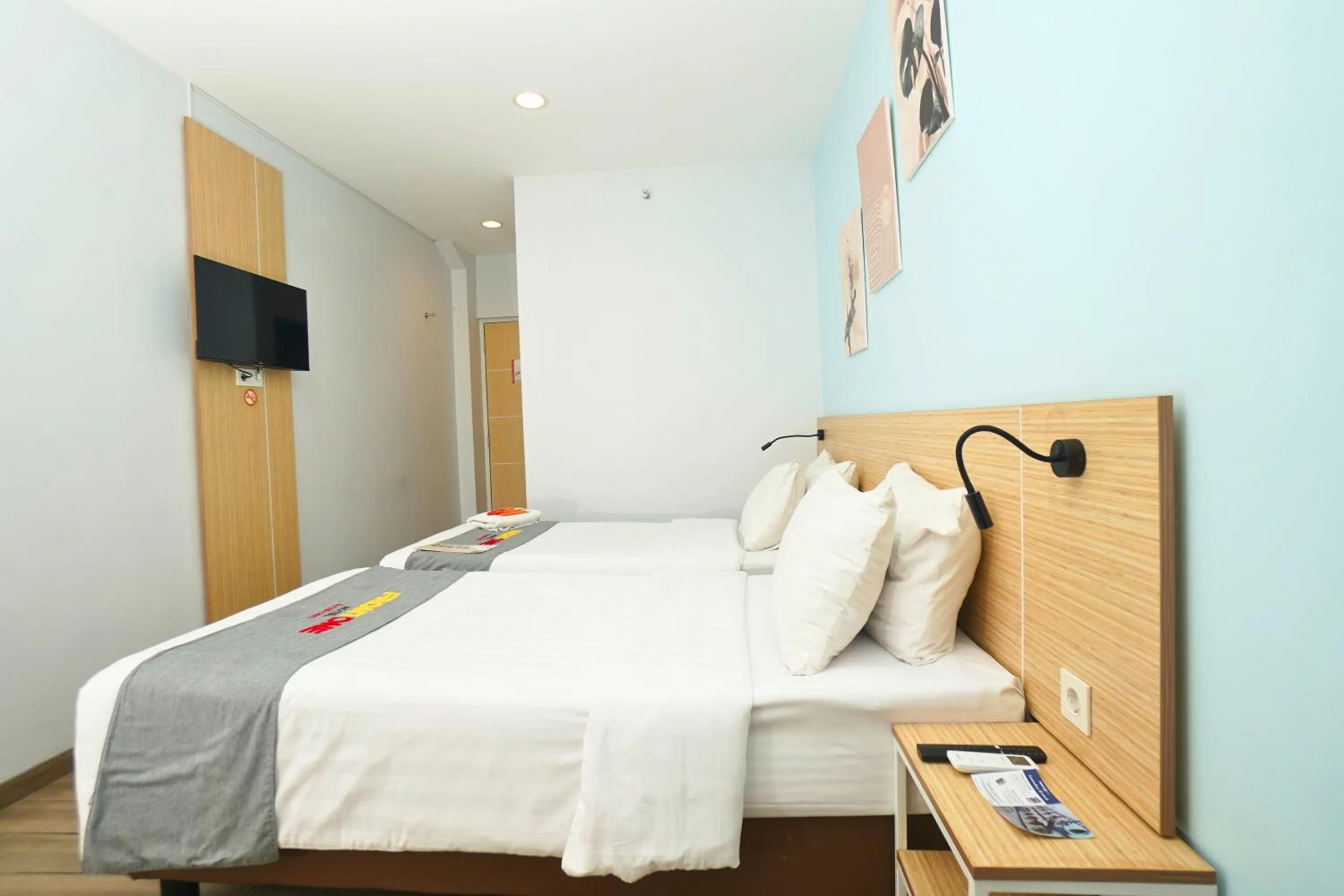 Bedroom, Bed in Front One Hotel Pasir Koja Bandung