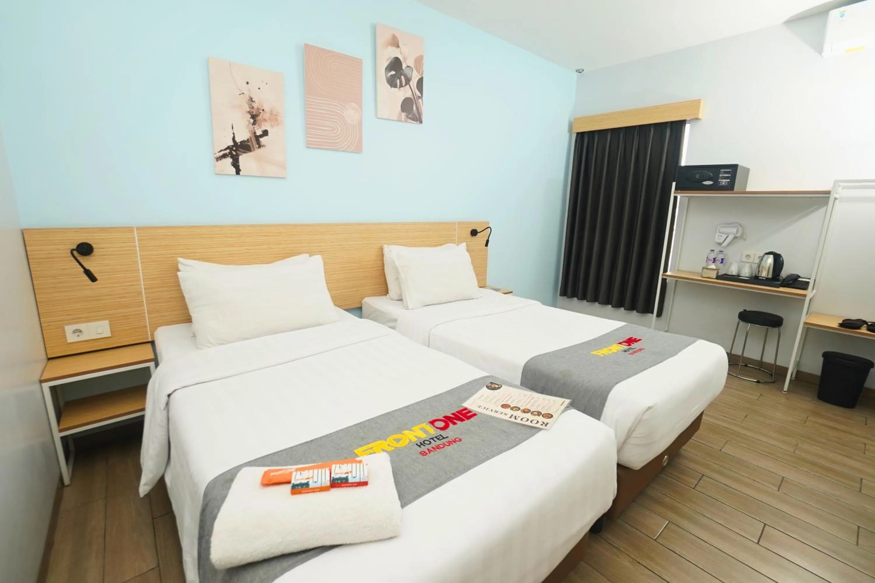 Property building, Bed in Front One Hotel Pasir Koja Bandung