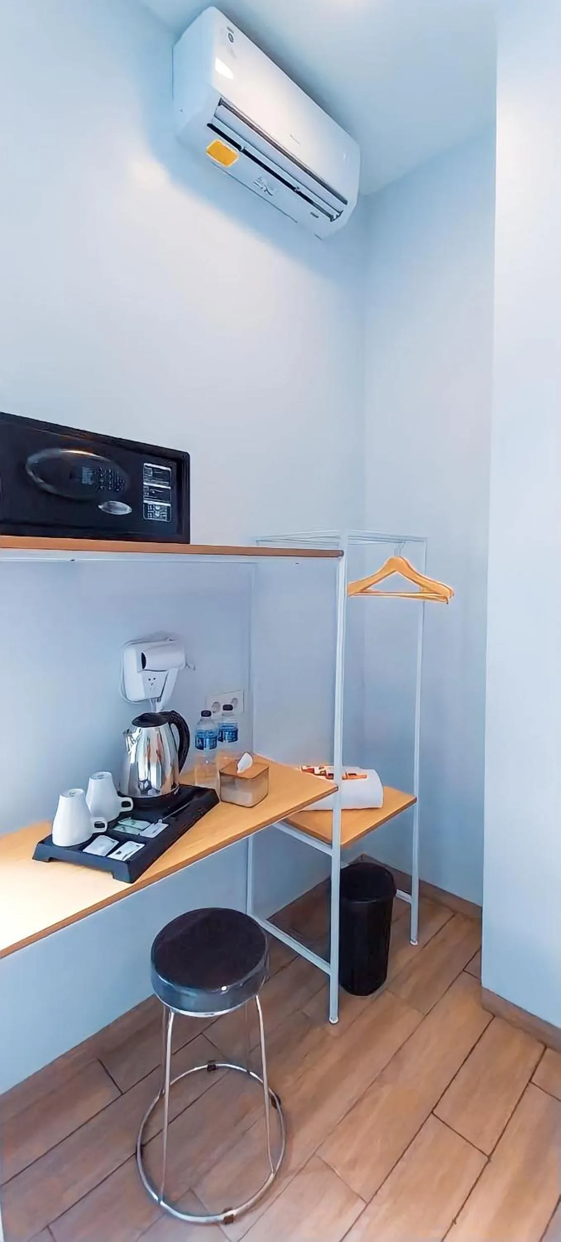 wardrobe in Front One Hotel Pasir Koja Bandung