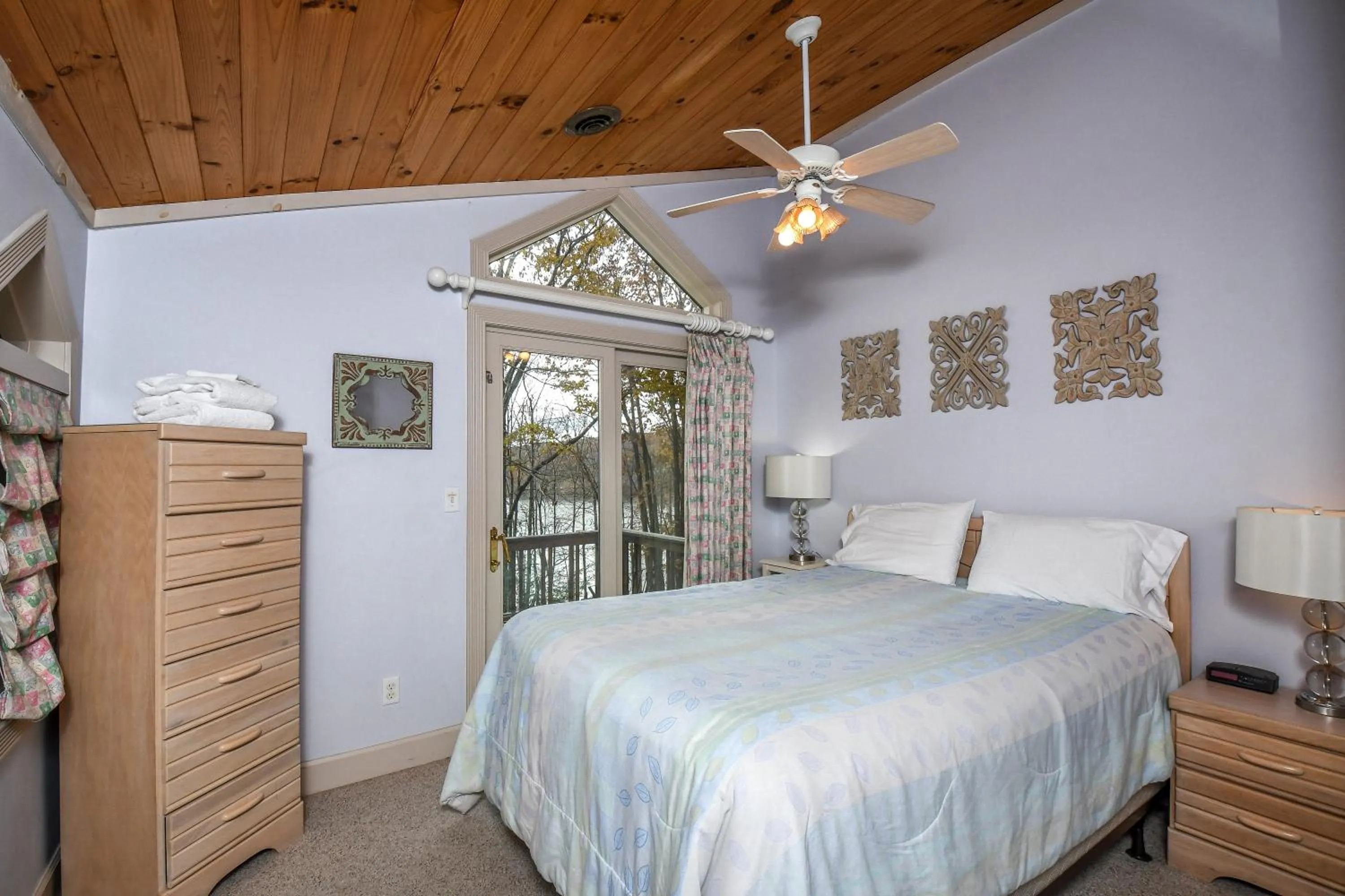Property building, Bed in Highland Retreat