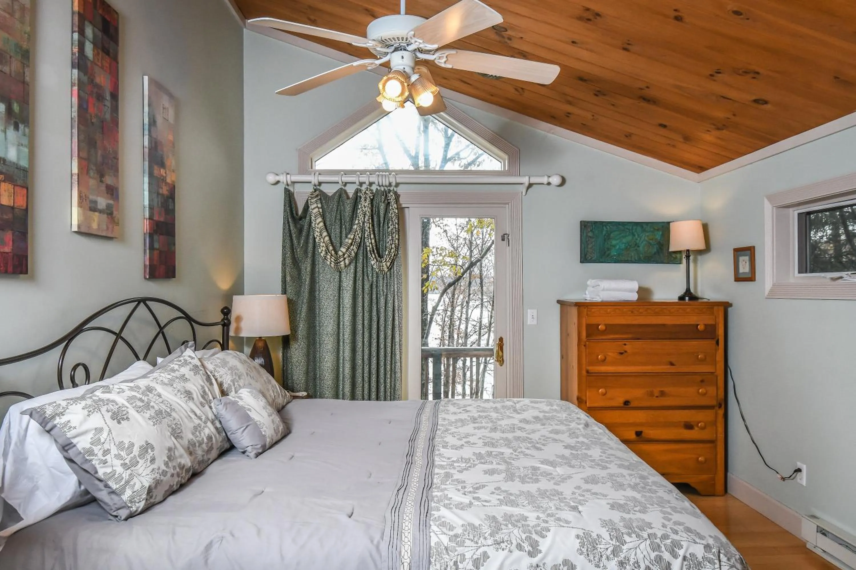 Property building, Bed in Highland Retreat