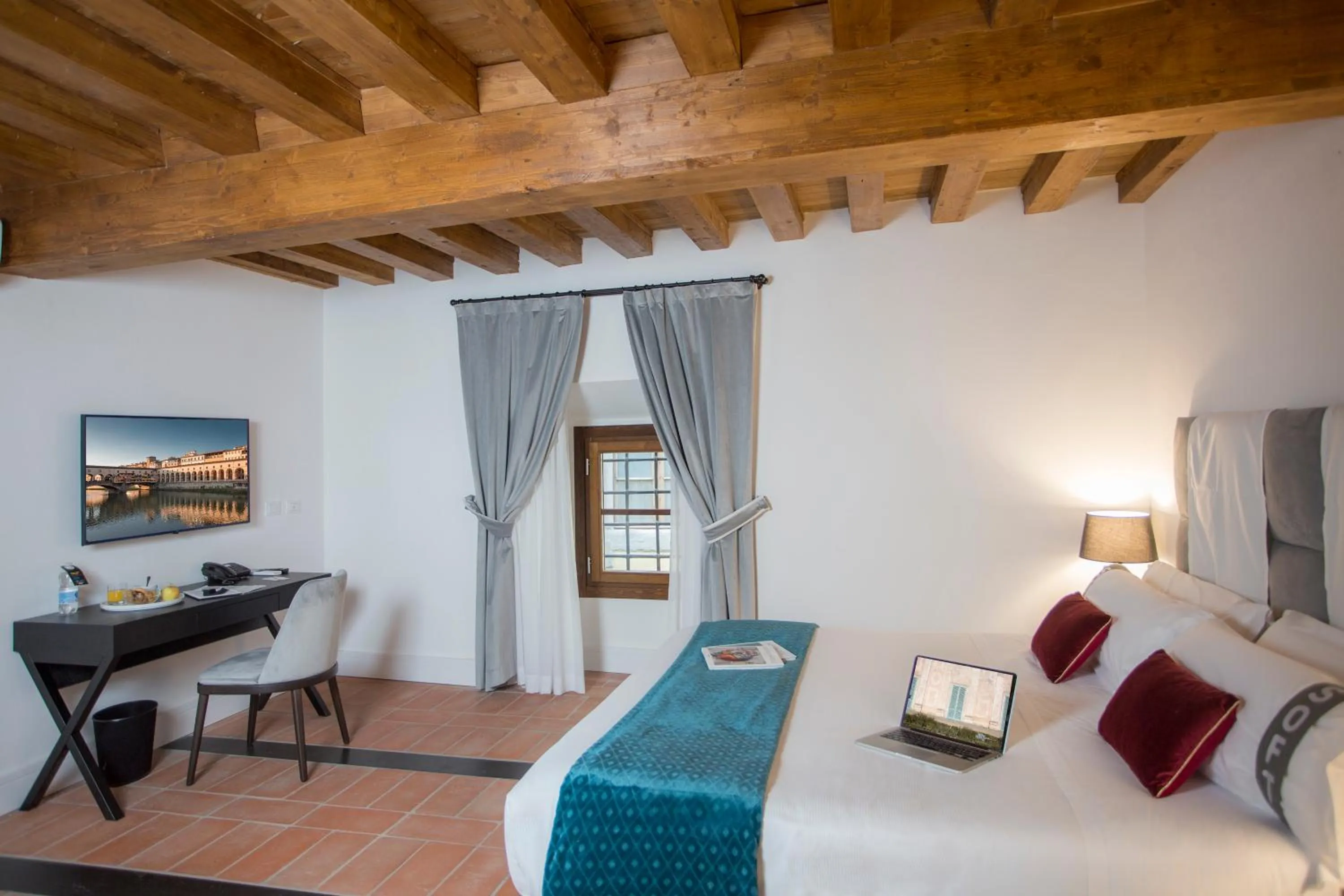 Photo of the whole room, Bed in Casual Rinascimento Firenze