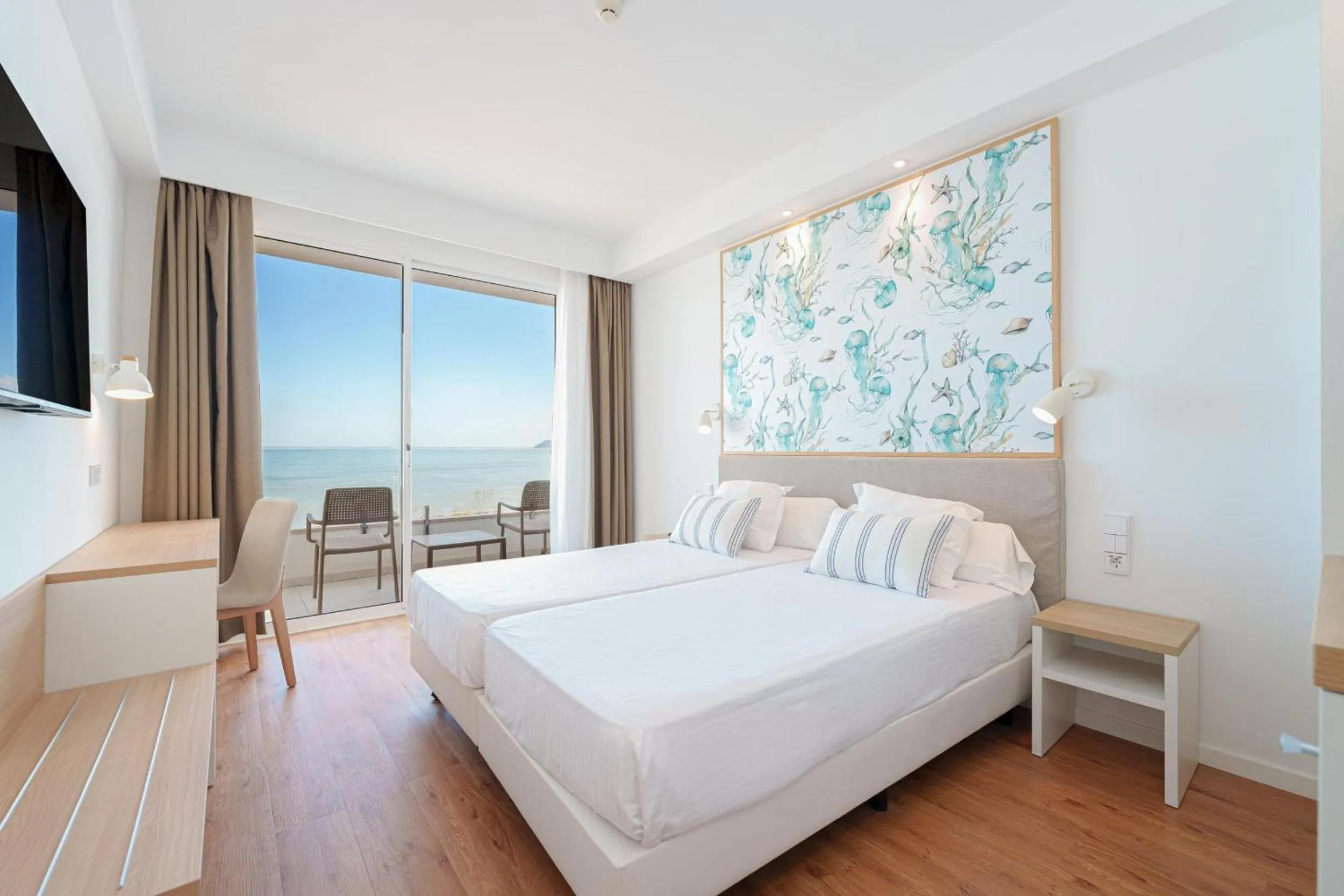 Photo of the whole room, Bed in Caprice Concord Hotel & Spa