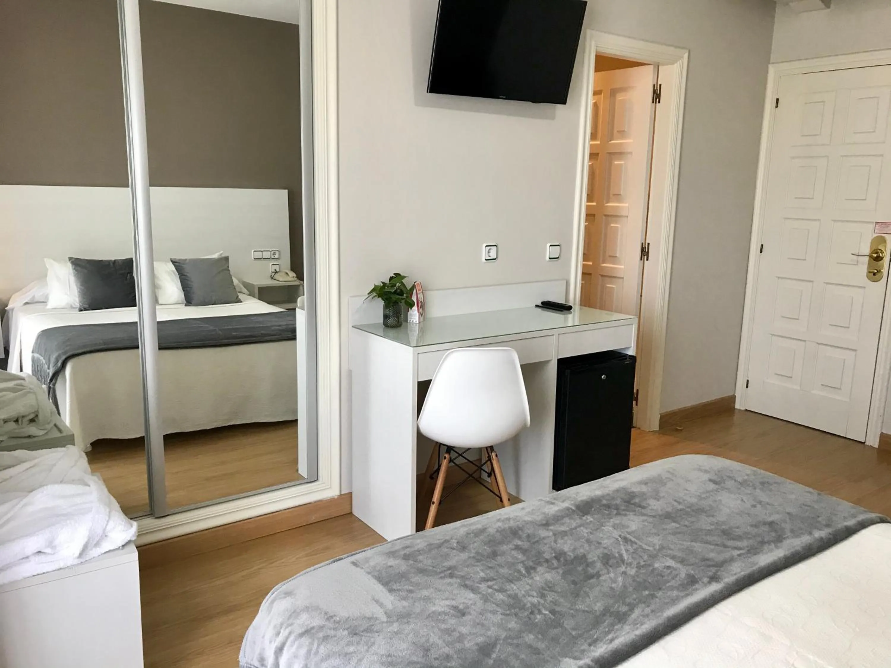 Bedroom in Hotel Nuevo Vichona Spa 3 estrellas Superior