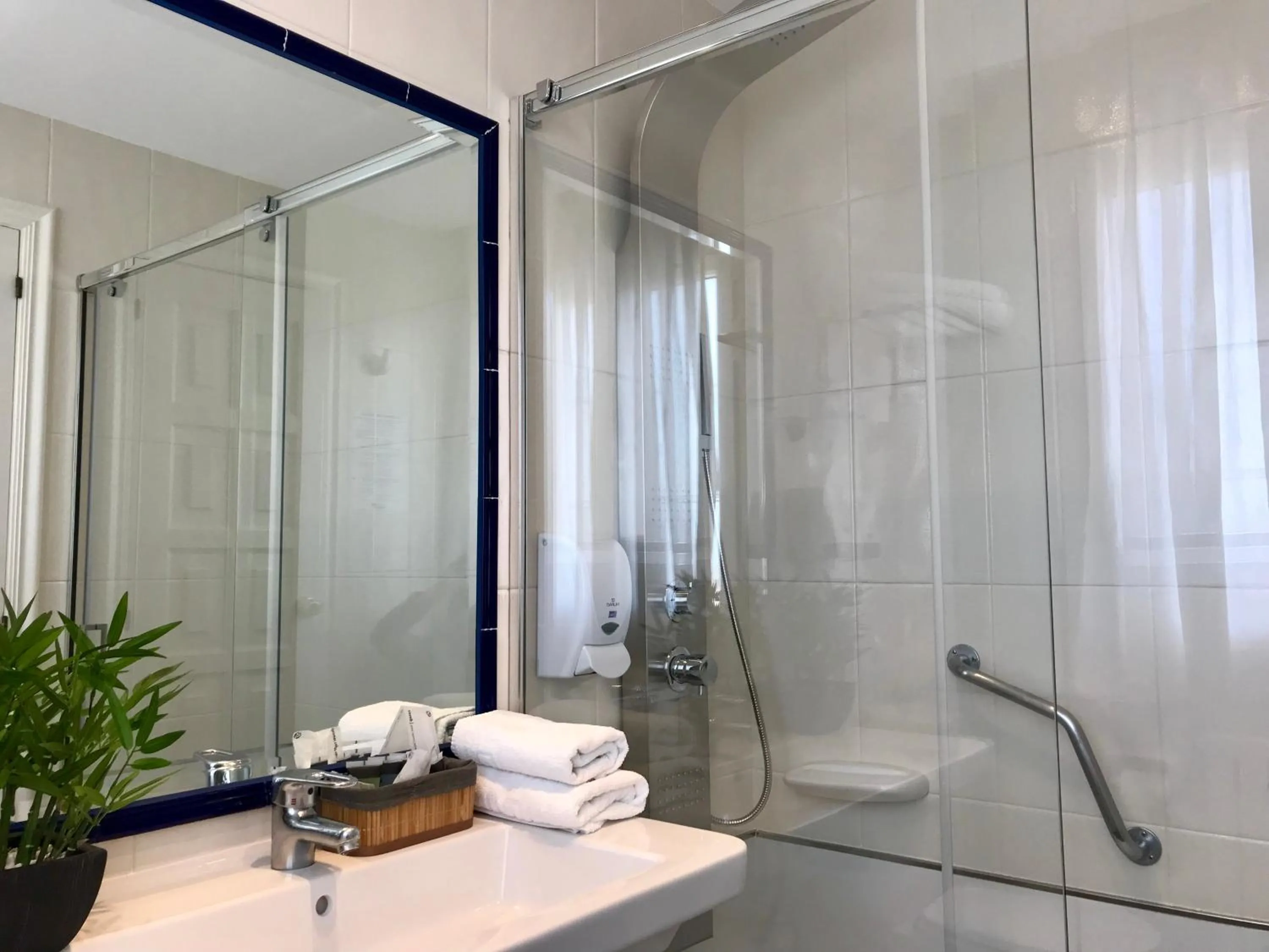 Shower in Hotel Nuevo Vichona Spa 3 estrellas Superior