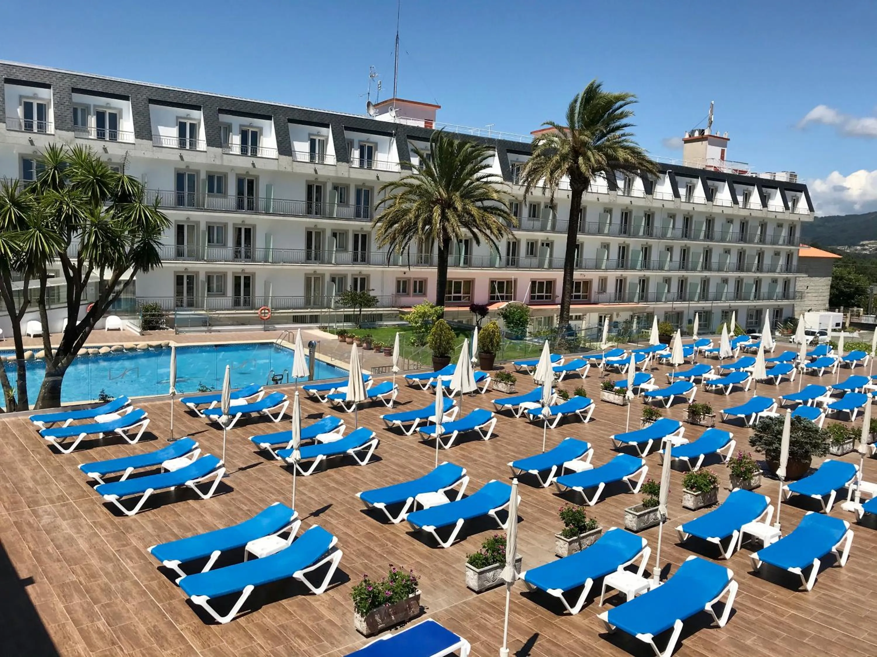 Swimming pool in Hotel Nuevo Vichona Spa 3 estrellas Superior