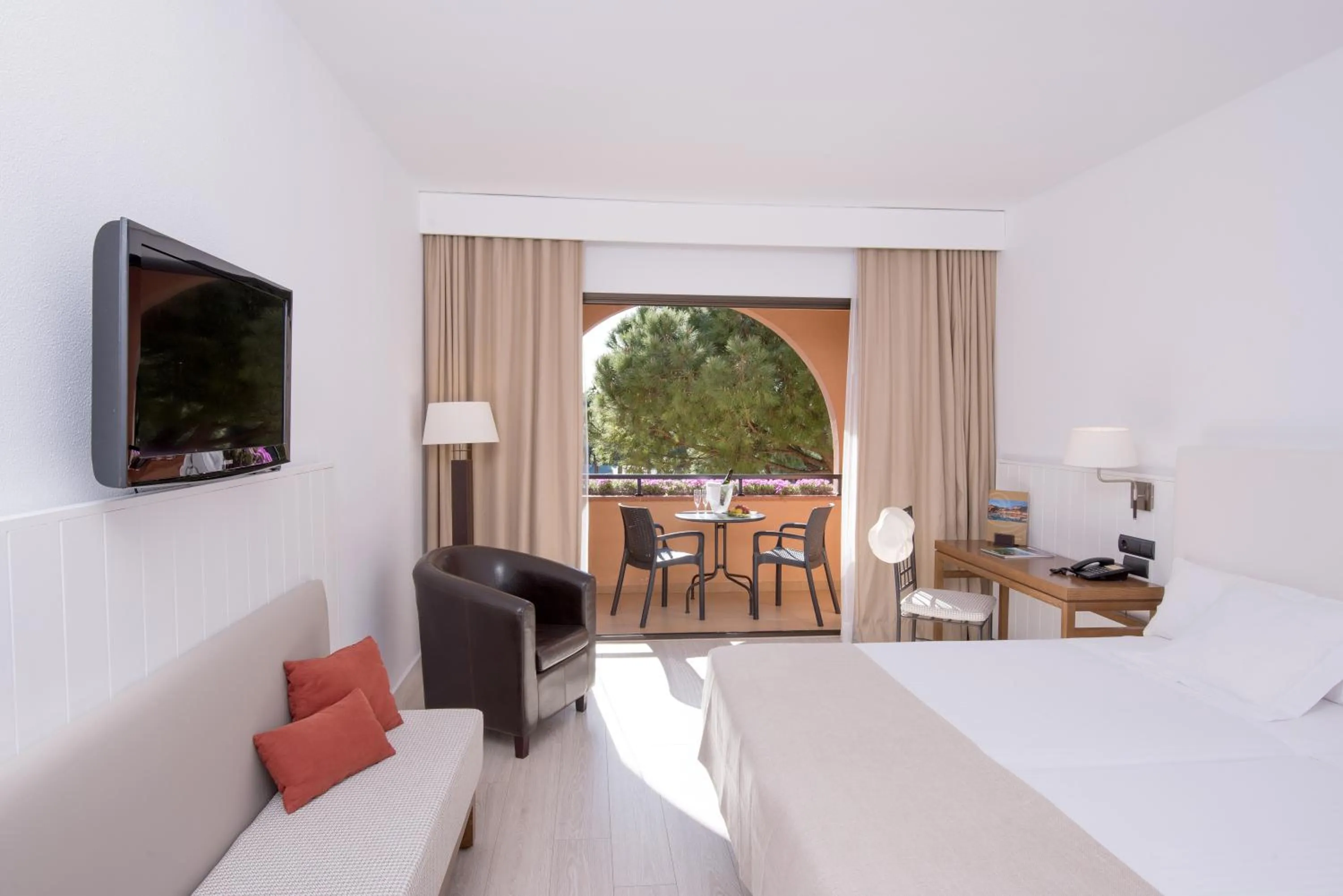 Spring, Bed in La Costa Hotel Golf & Beach Resort