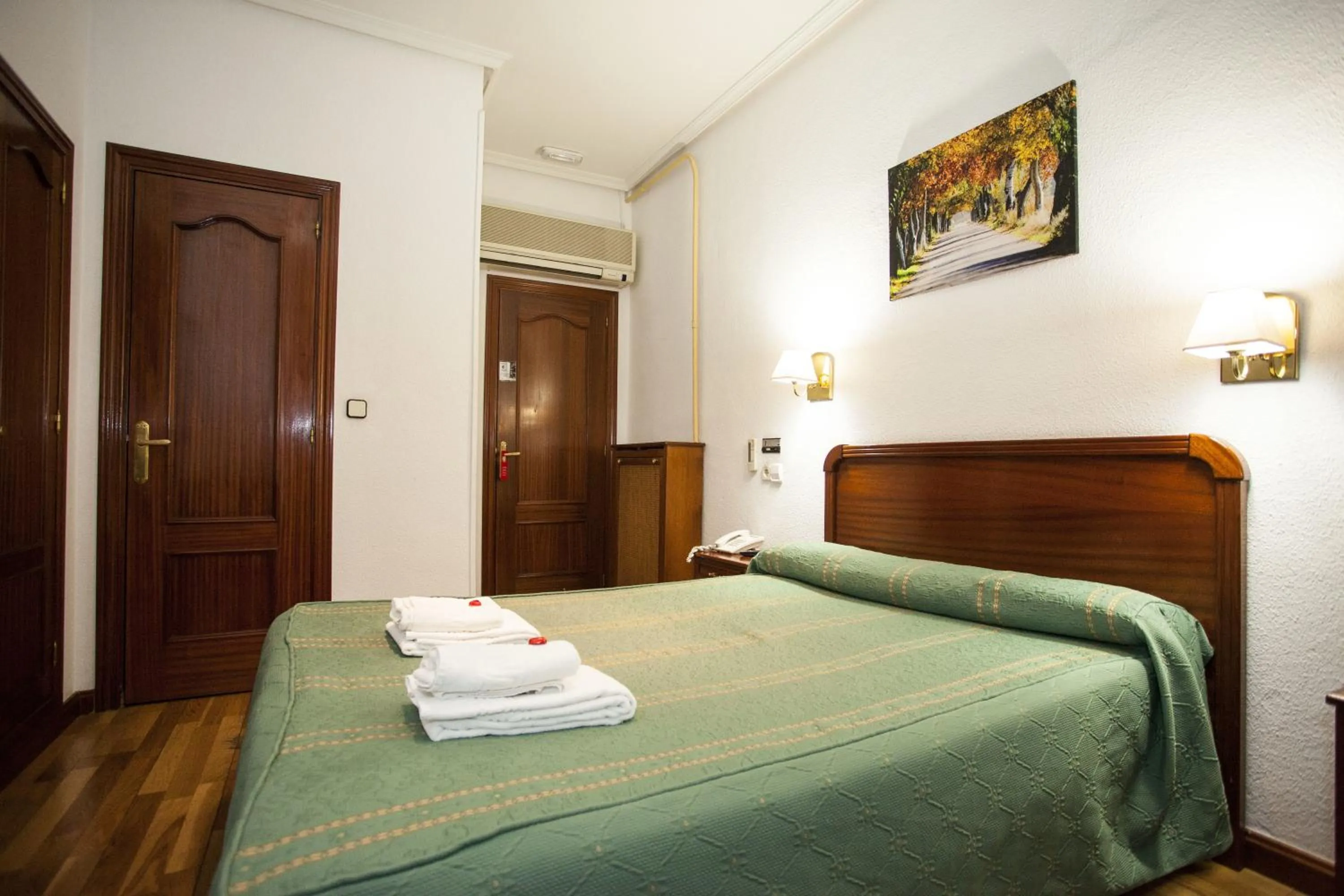 Photo of the whole room, Bed in Pensión Carrera