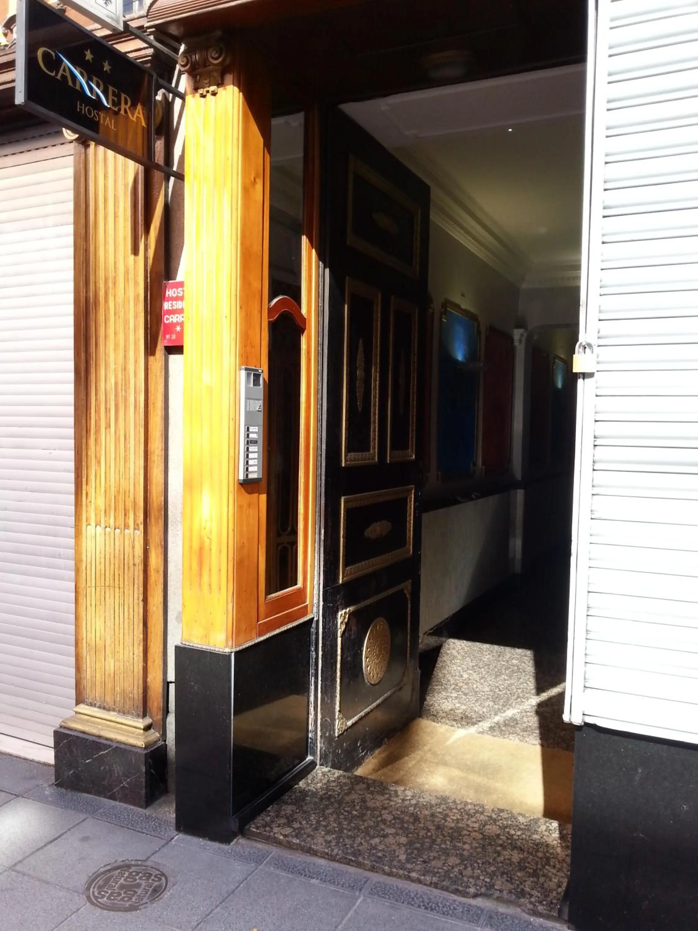 Property building in Pensión Carrera