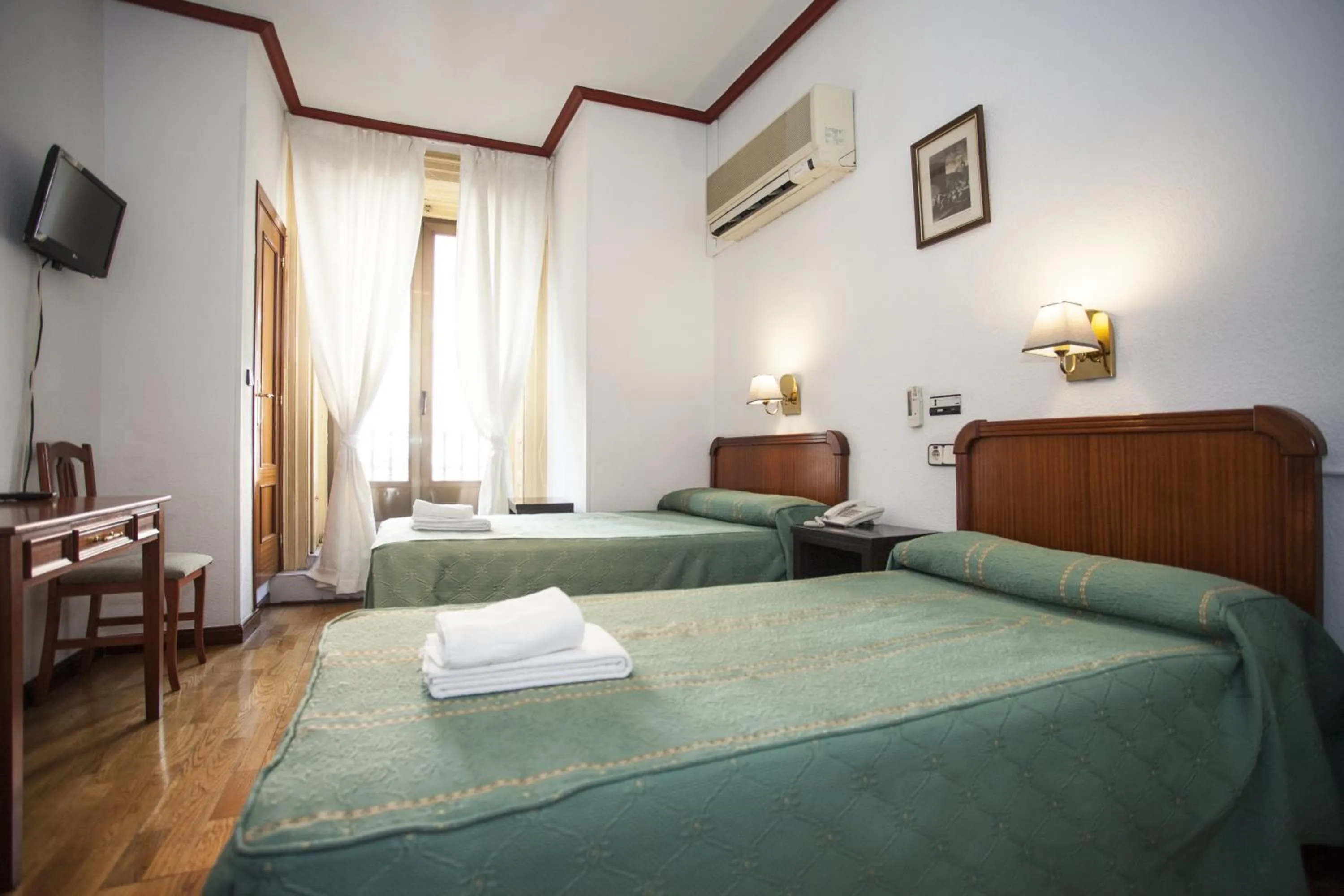 Photo of the whole room, Bed in Pensión Carrera