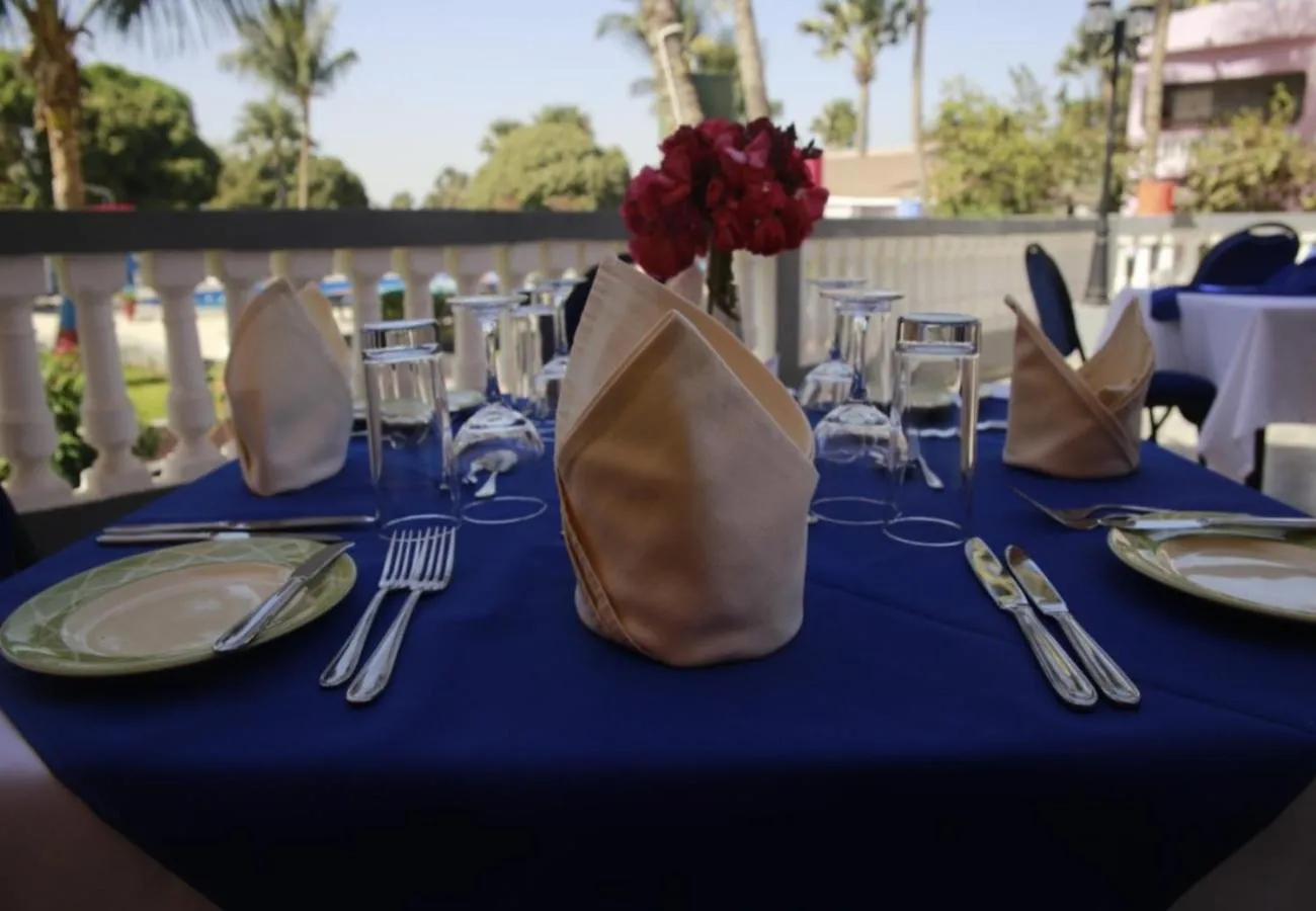 Restaurant/places to eat in Mansea Beach Hotel