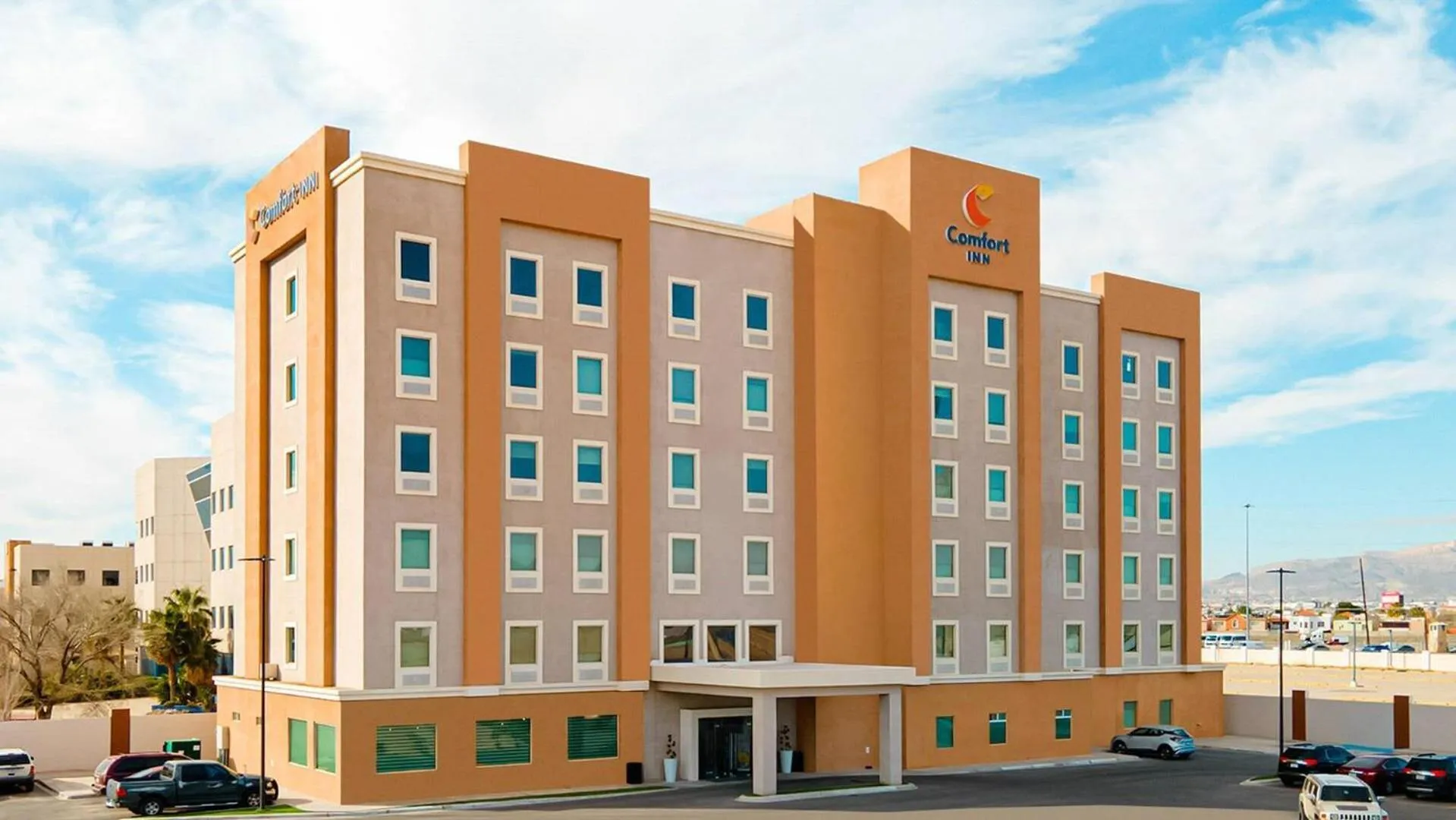 Property building in Comfort Inn Ciudad Juarez