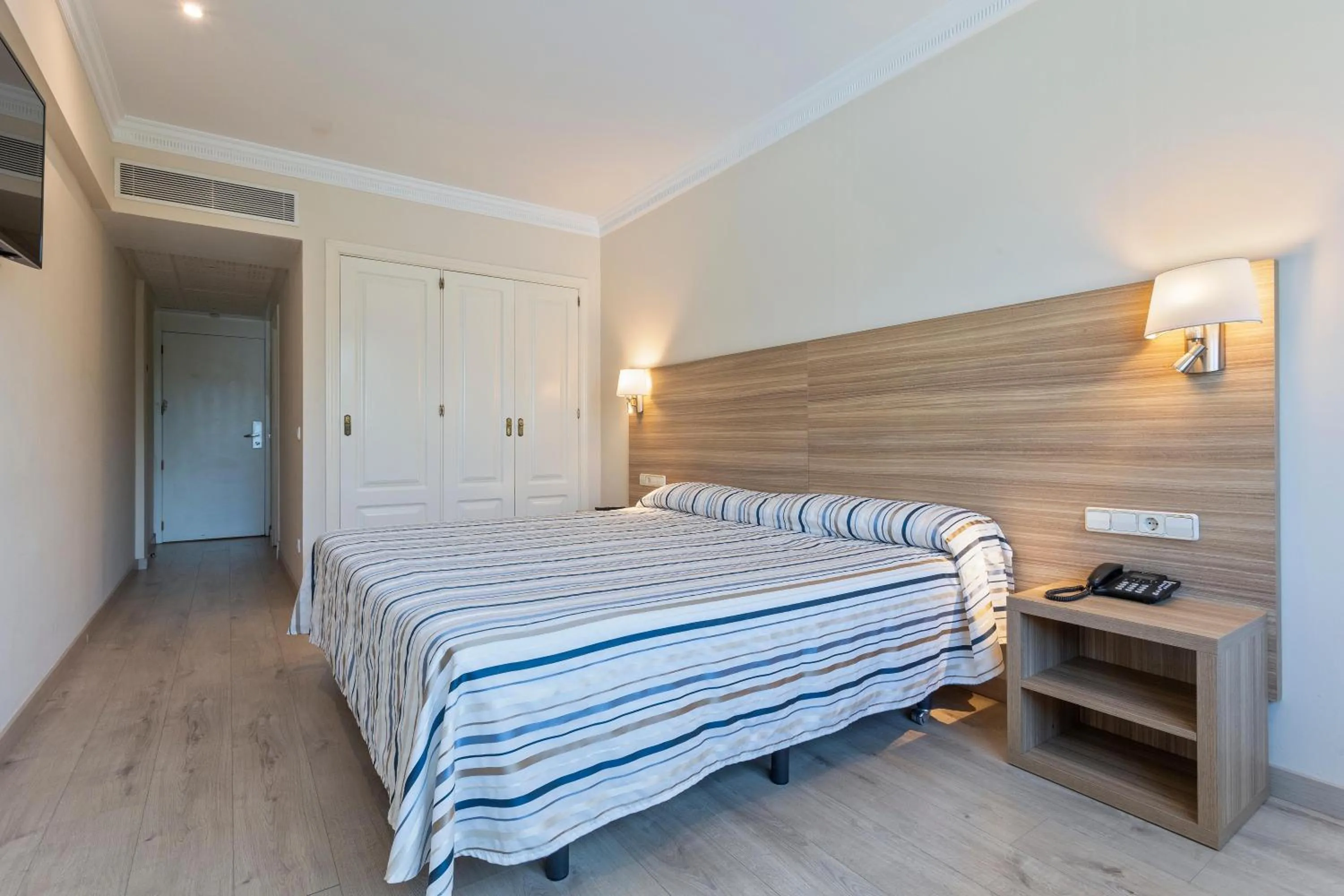 Photo of the whole room, Bed in Hotel Best Osuna