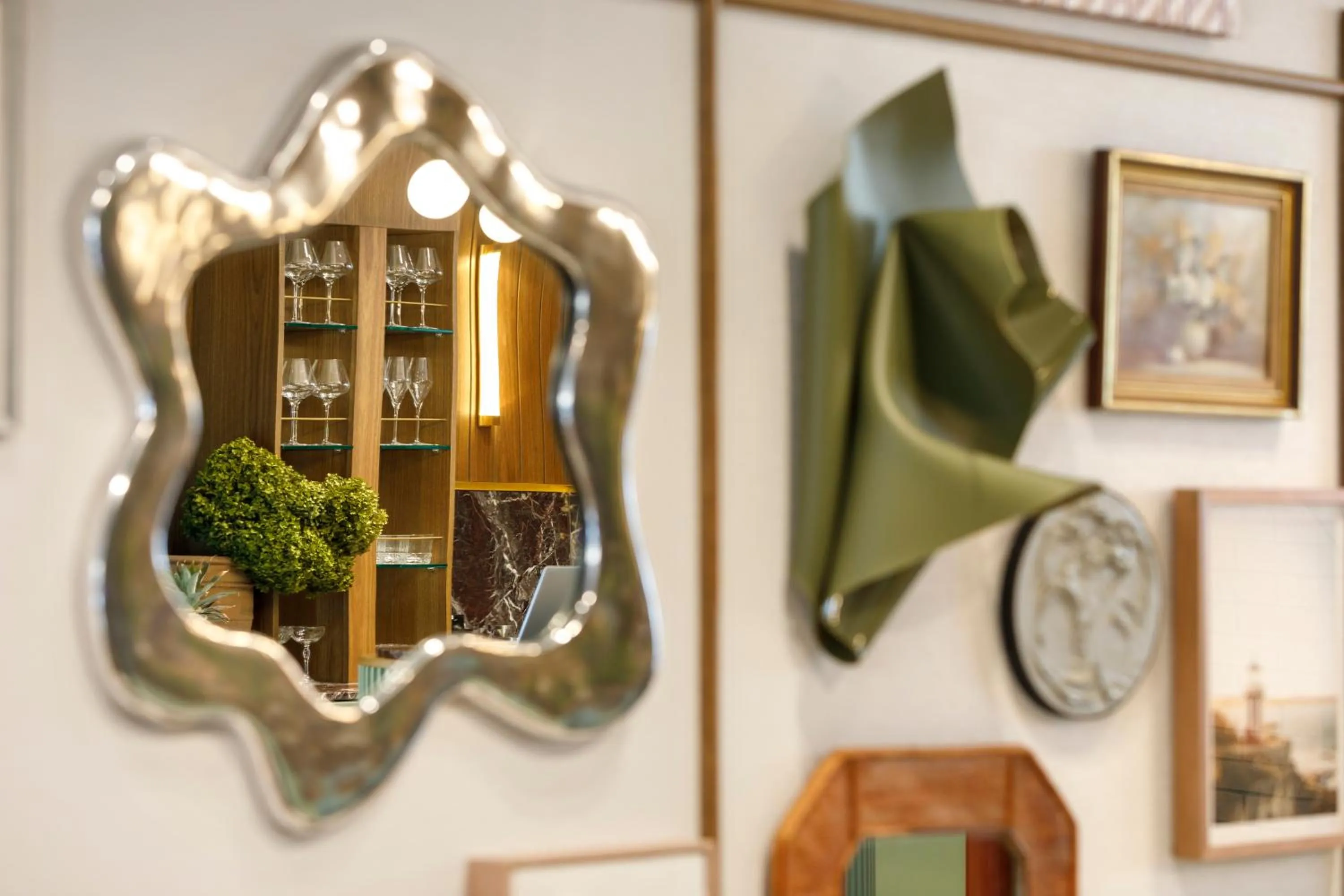 Decorative detail in 202 Elizabeth