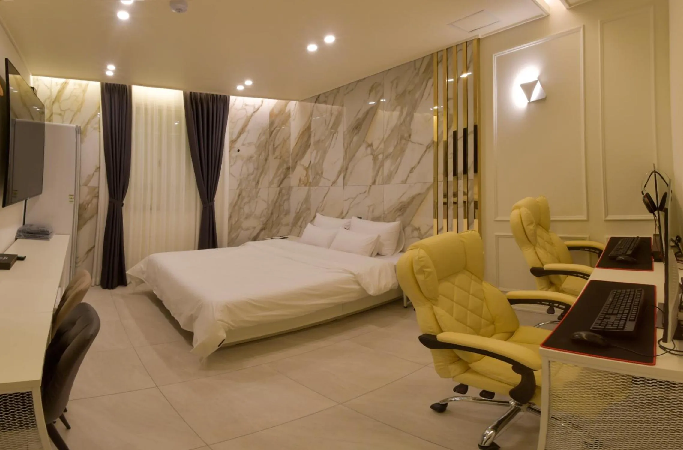 Bed in Gwangju Brown Dot Chungjang