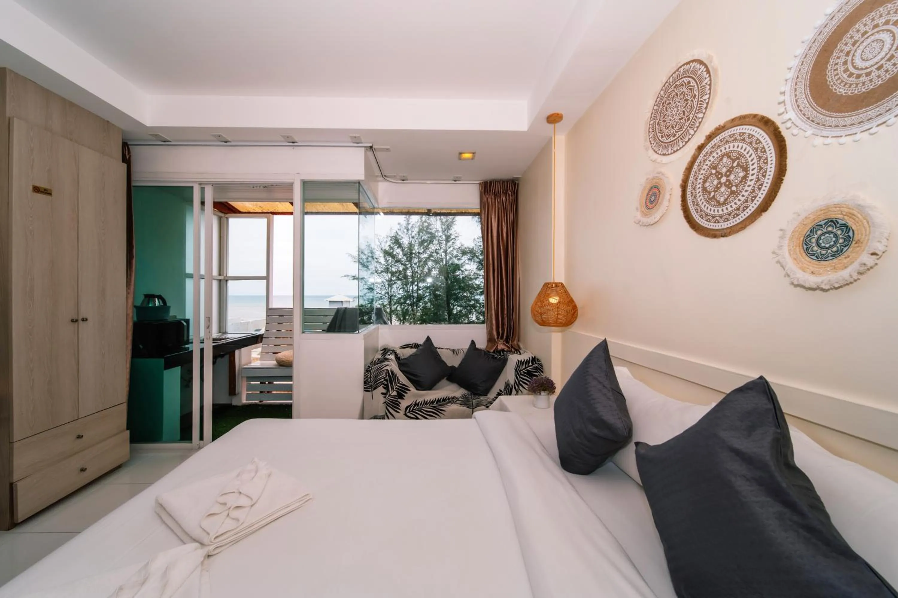 Bed in Catnip Seaside Hotel&Cafe