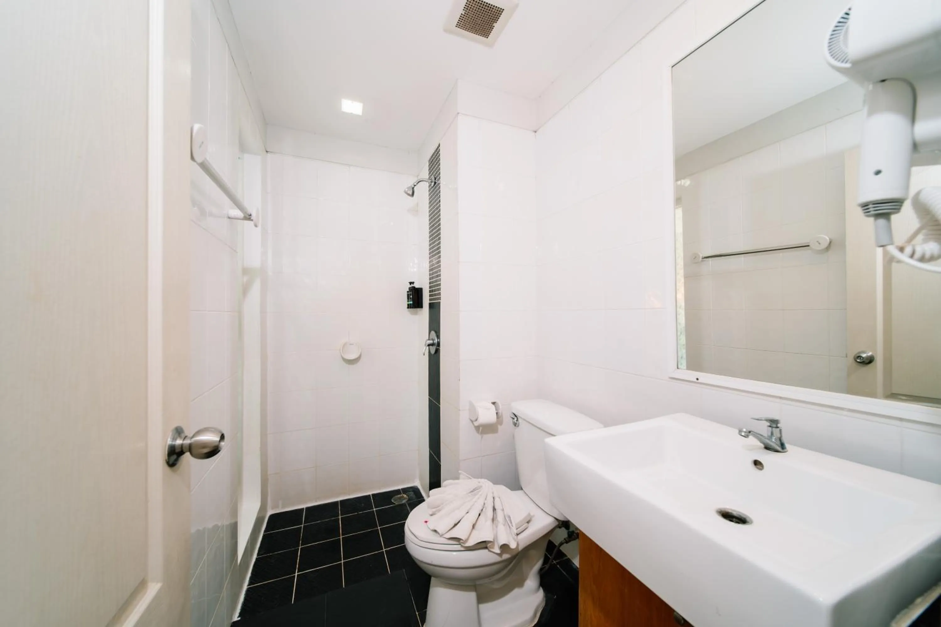 Shower in Catnip Seaside Hotel&Cafe