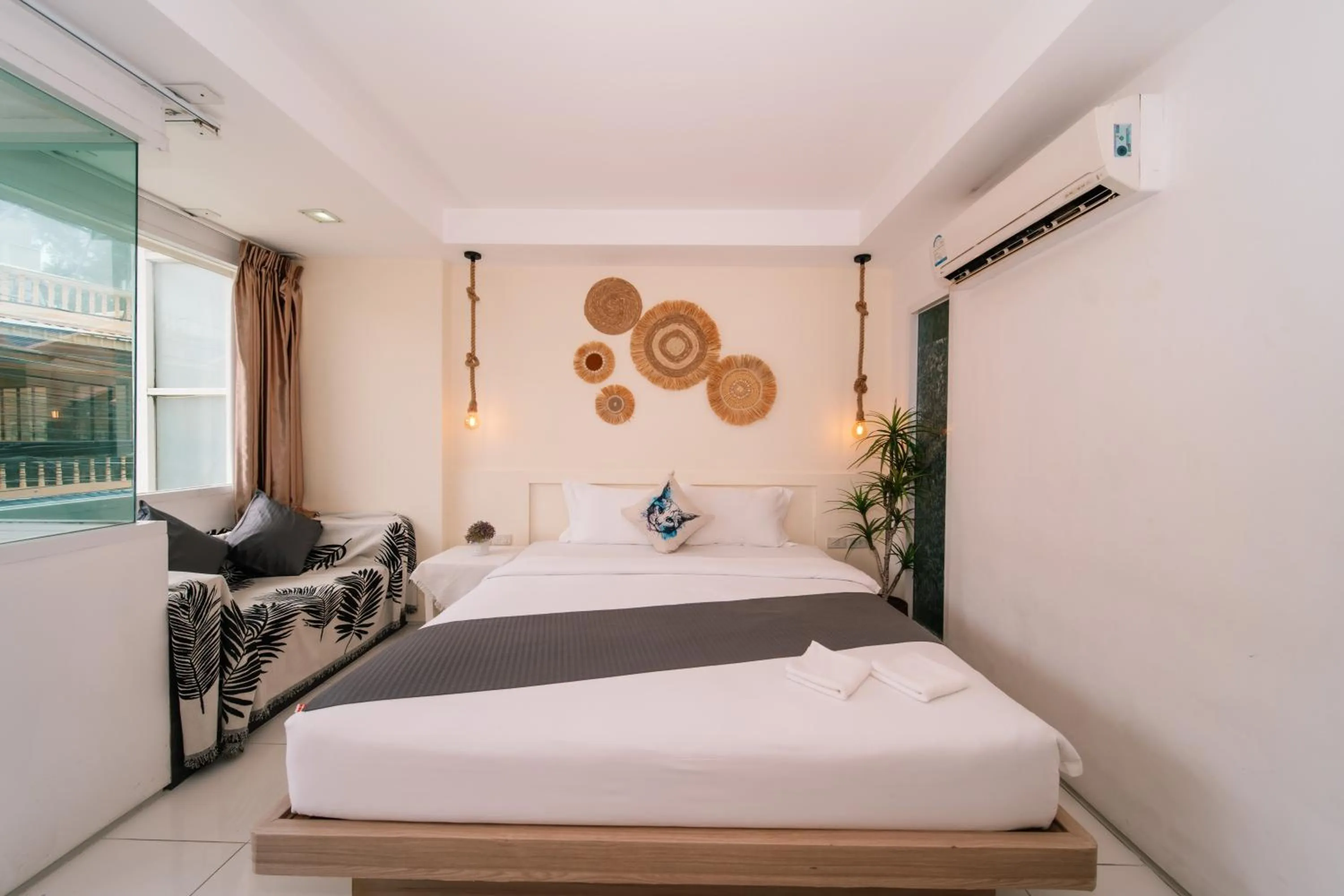 Bed in Catnip Seaside Hotel&Cafe