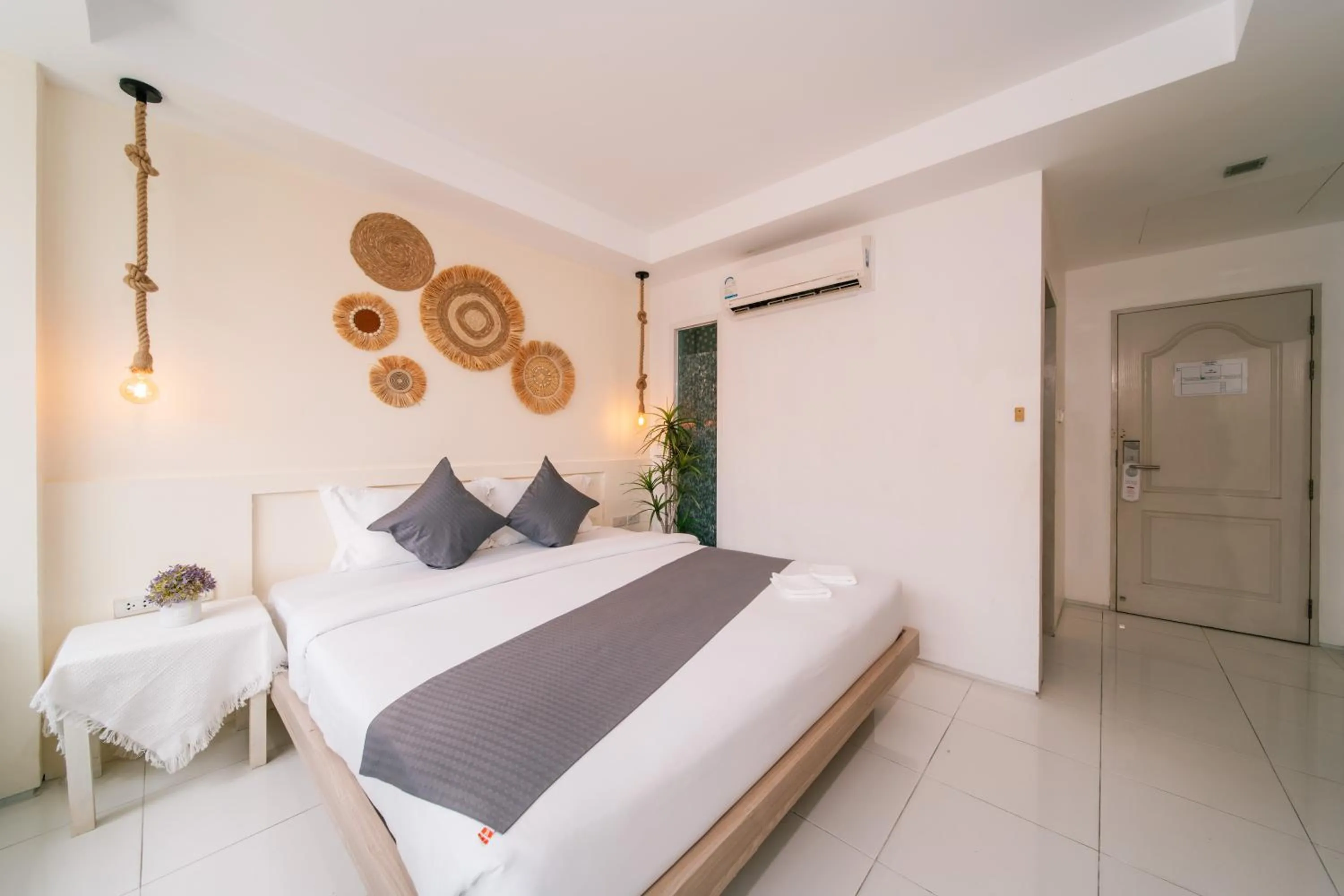 Bed in Catnip Seaside Hotel&Cafe