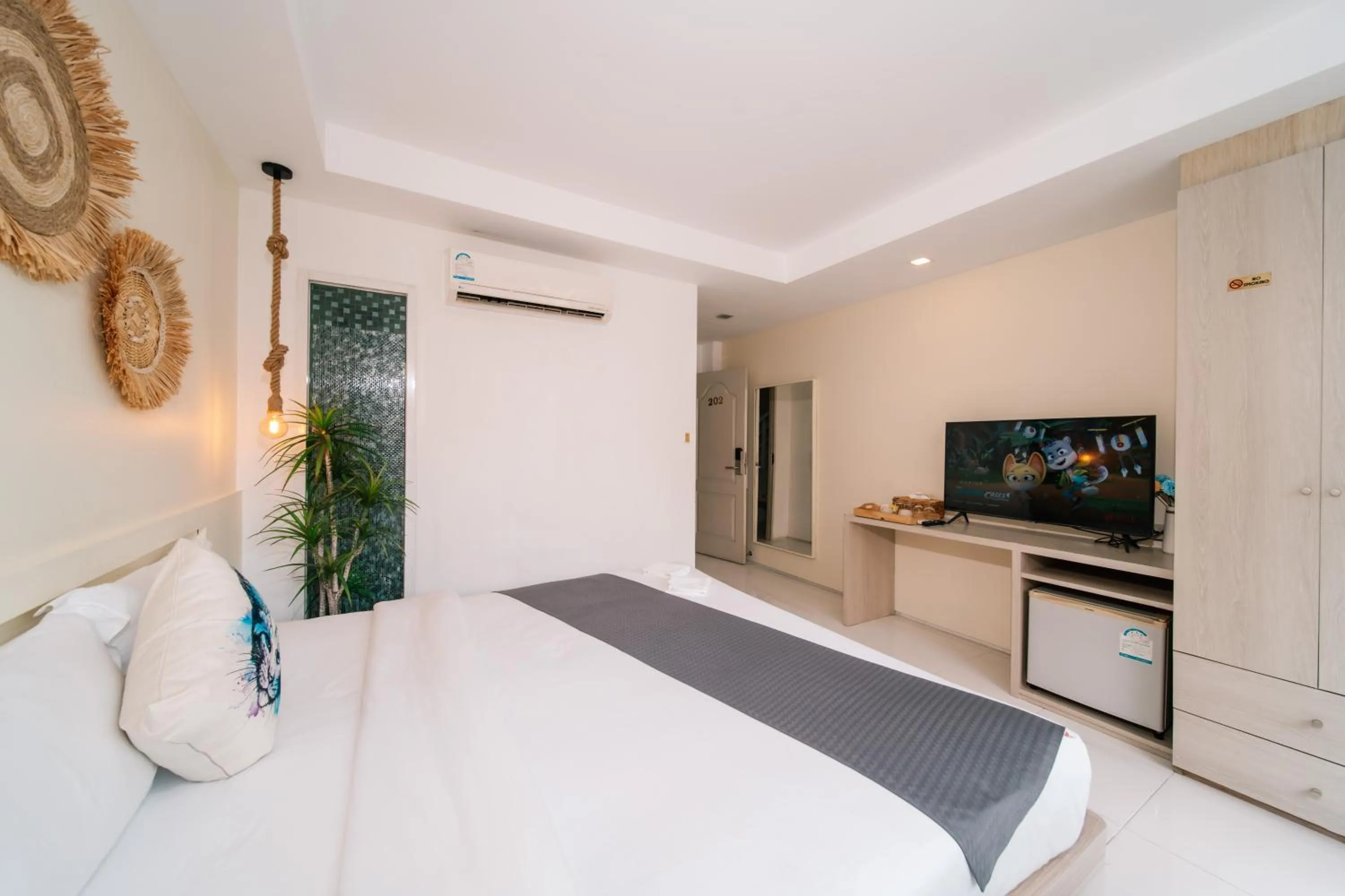 TV and multimedia, Bed in Catnip Seaside Hotel&Cafe