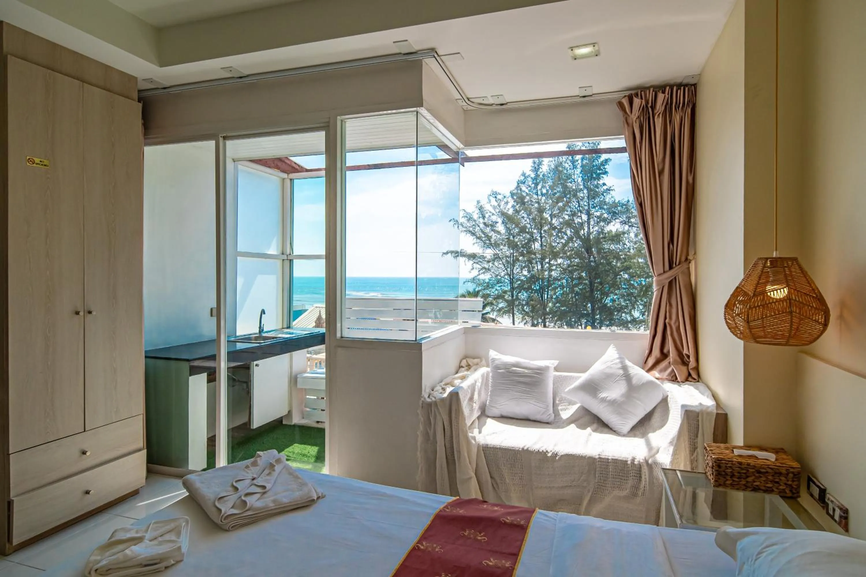 Bed in Catnip Seaside Hotel&Cafe