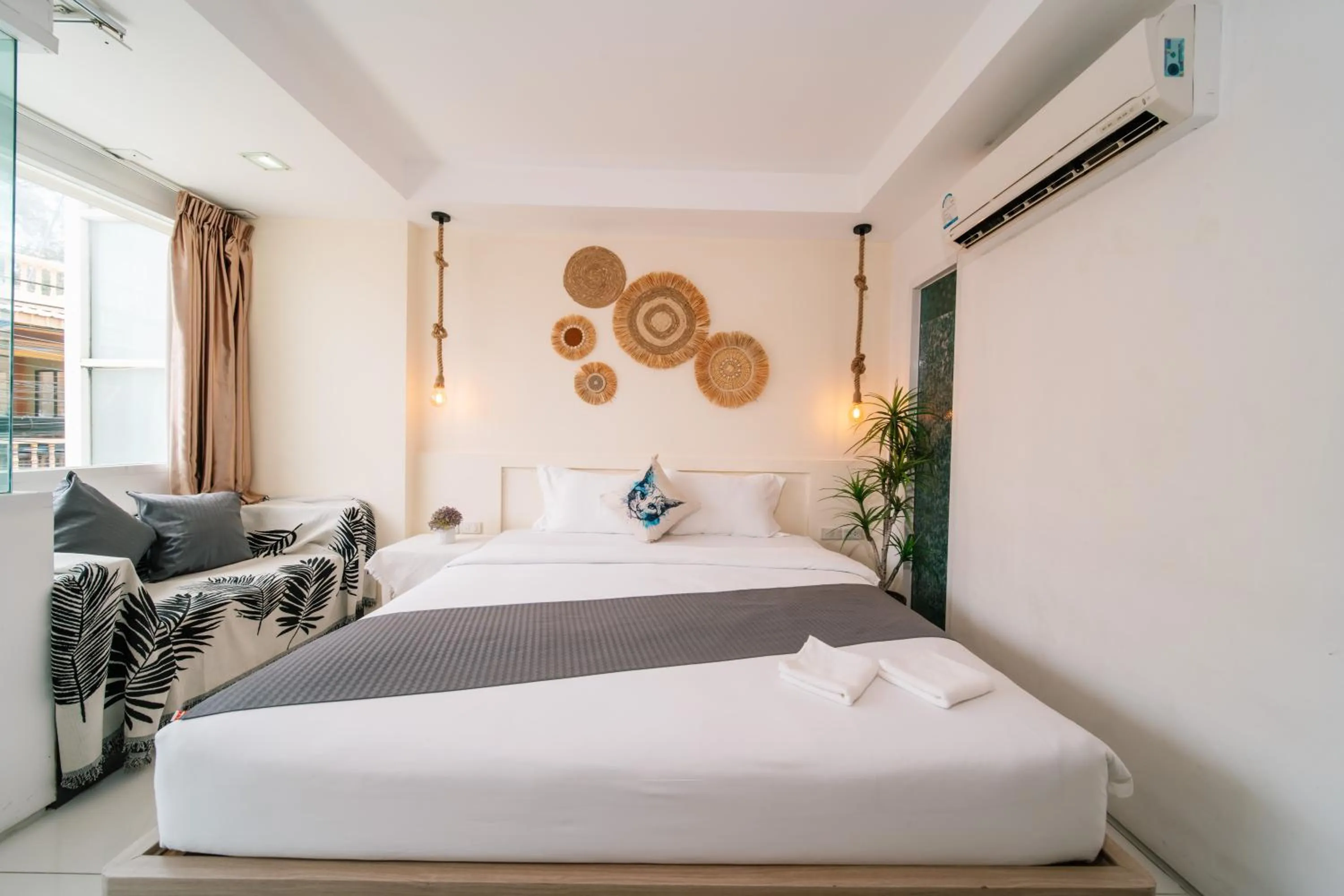 Bed in Catnip Seaside Hotel&Cafe