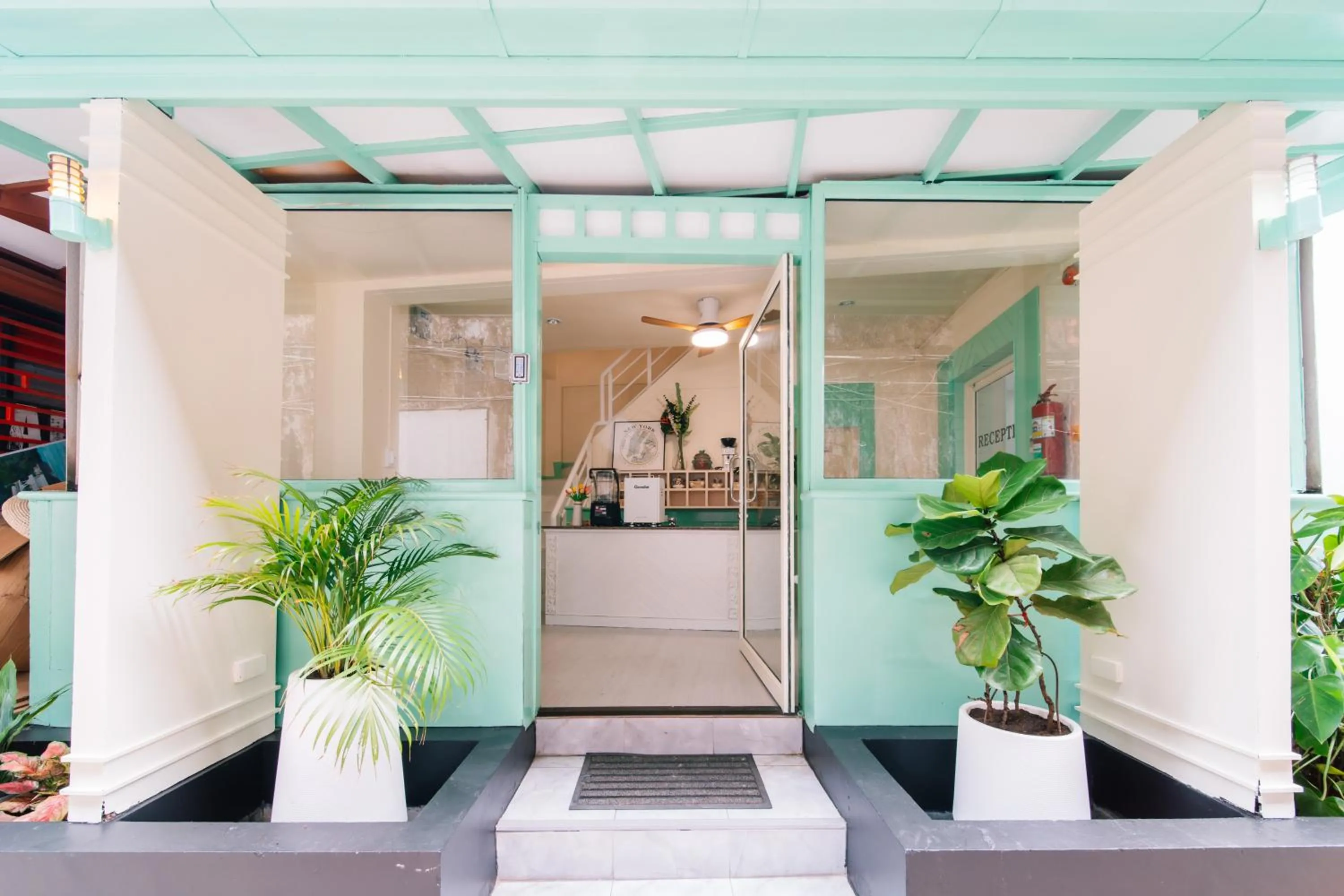 Facade/entrance in Catnip Seaside Hotel&Cafe