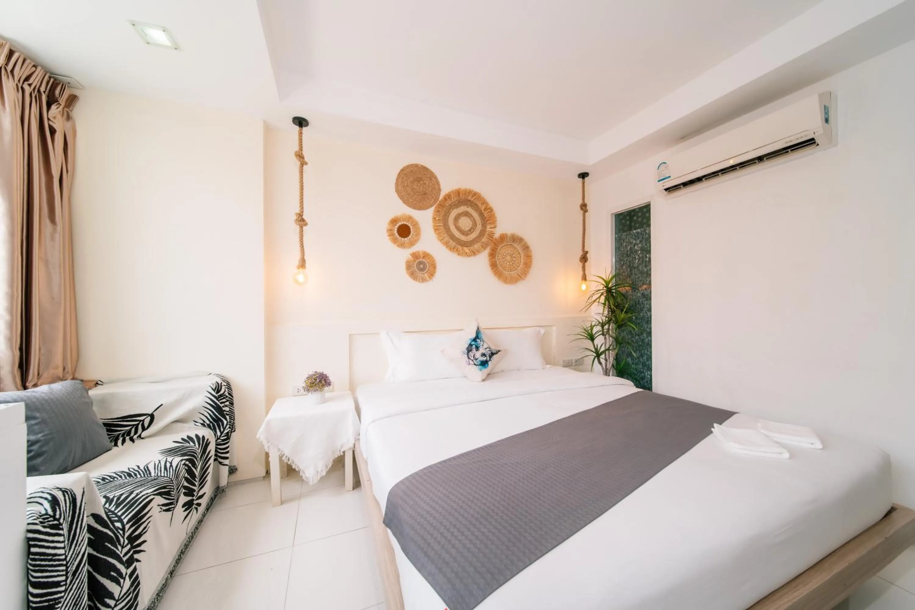 Bed in Catnip Seaside Hotel&Cafe