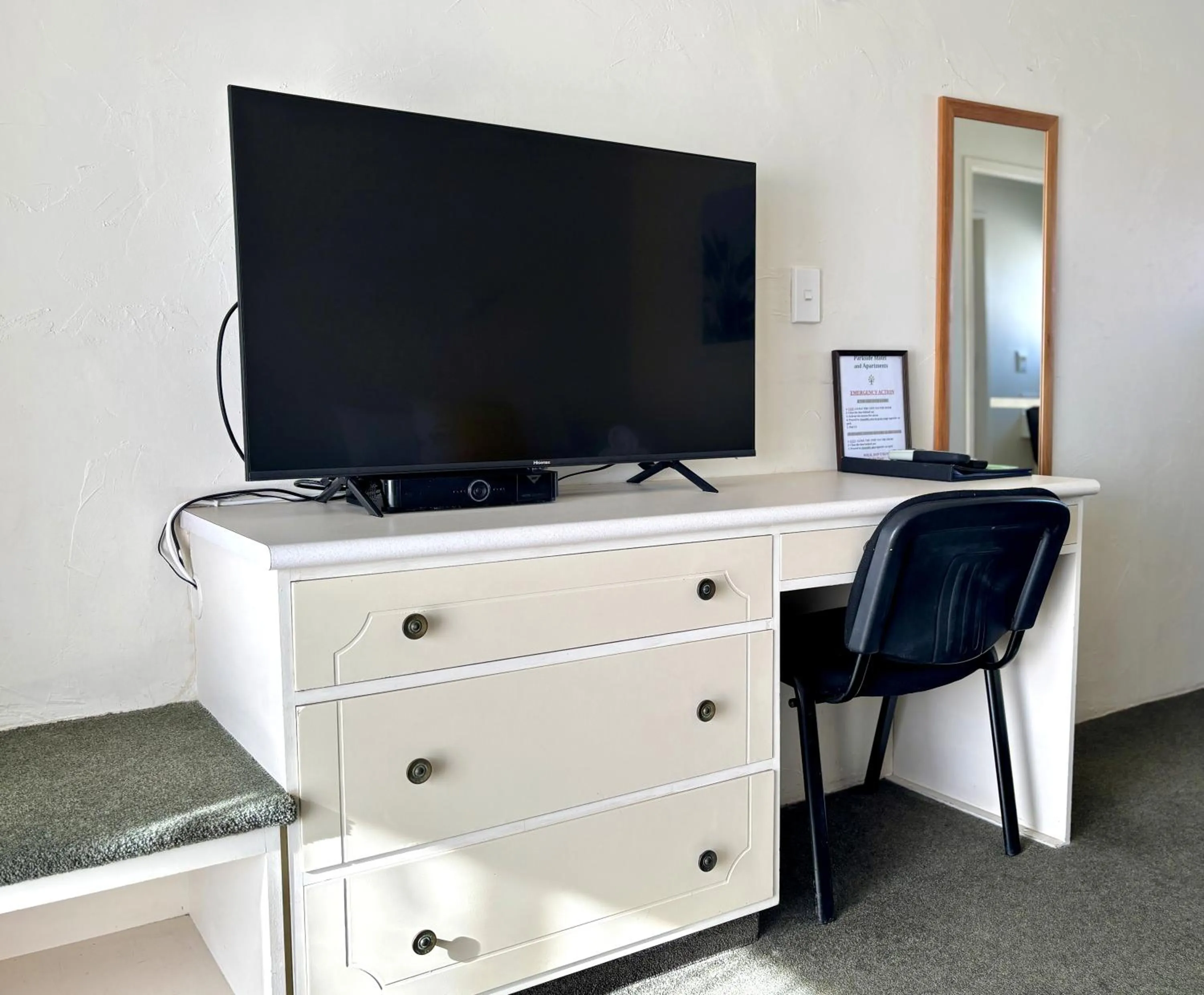 TV and multimedia in Parkside Motel and Apartments