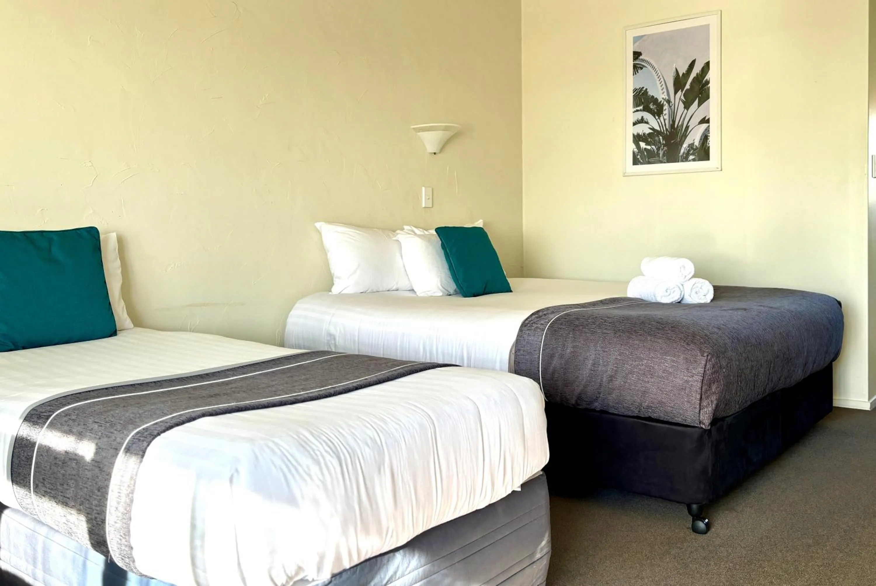 Bedroom, Bed in Parkside Motel and Apartments