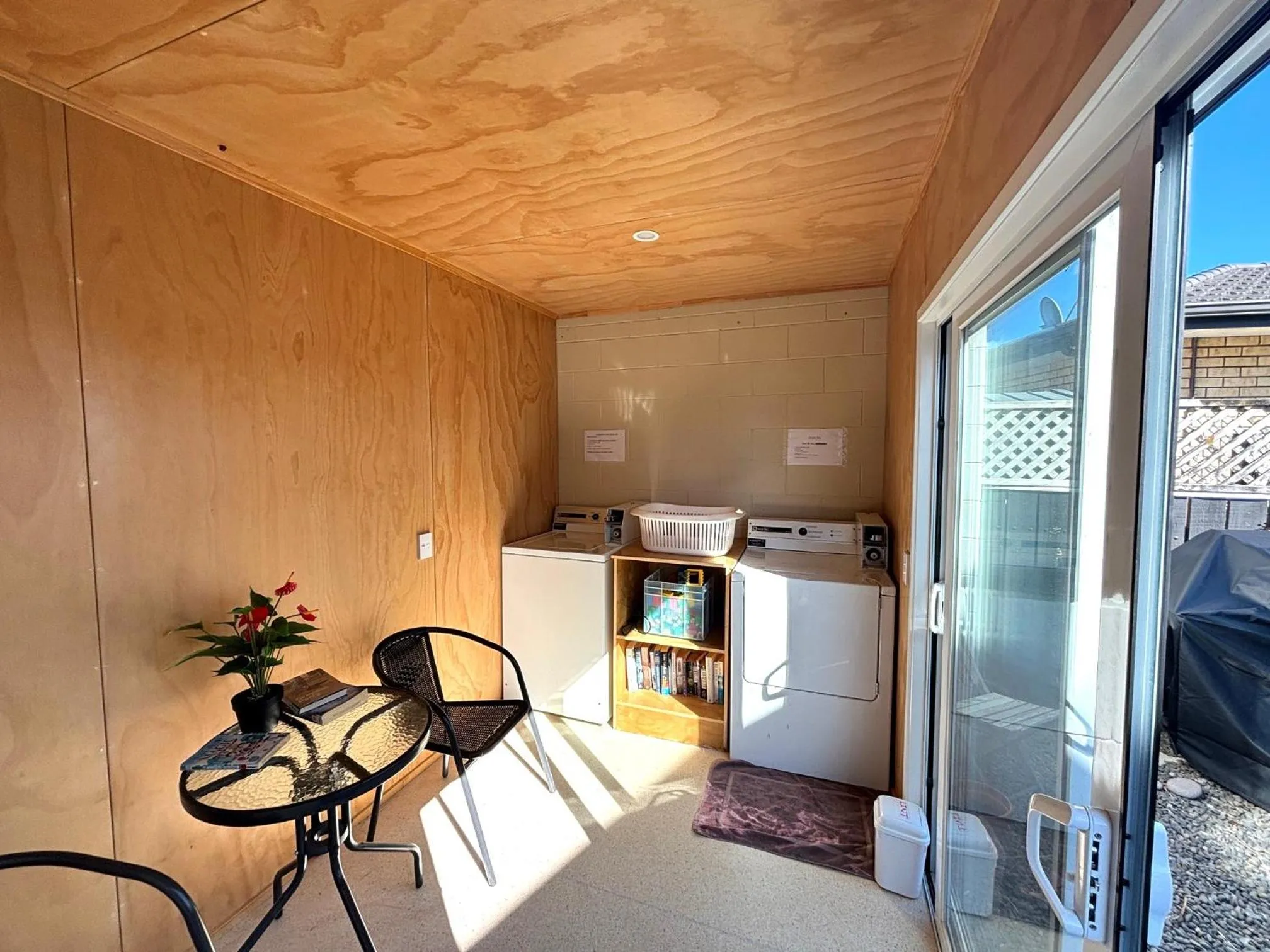 laundry in Parkside Motel and Apartments