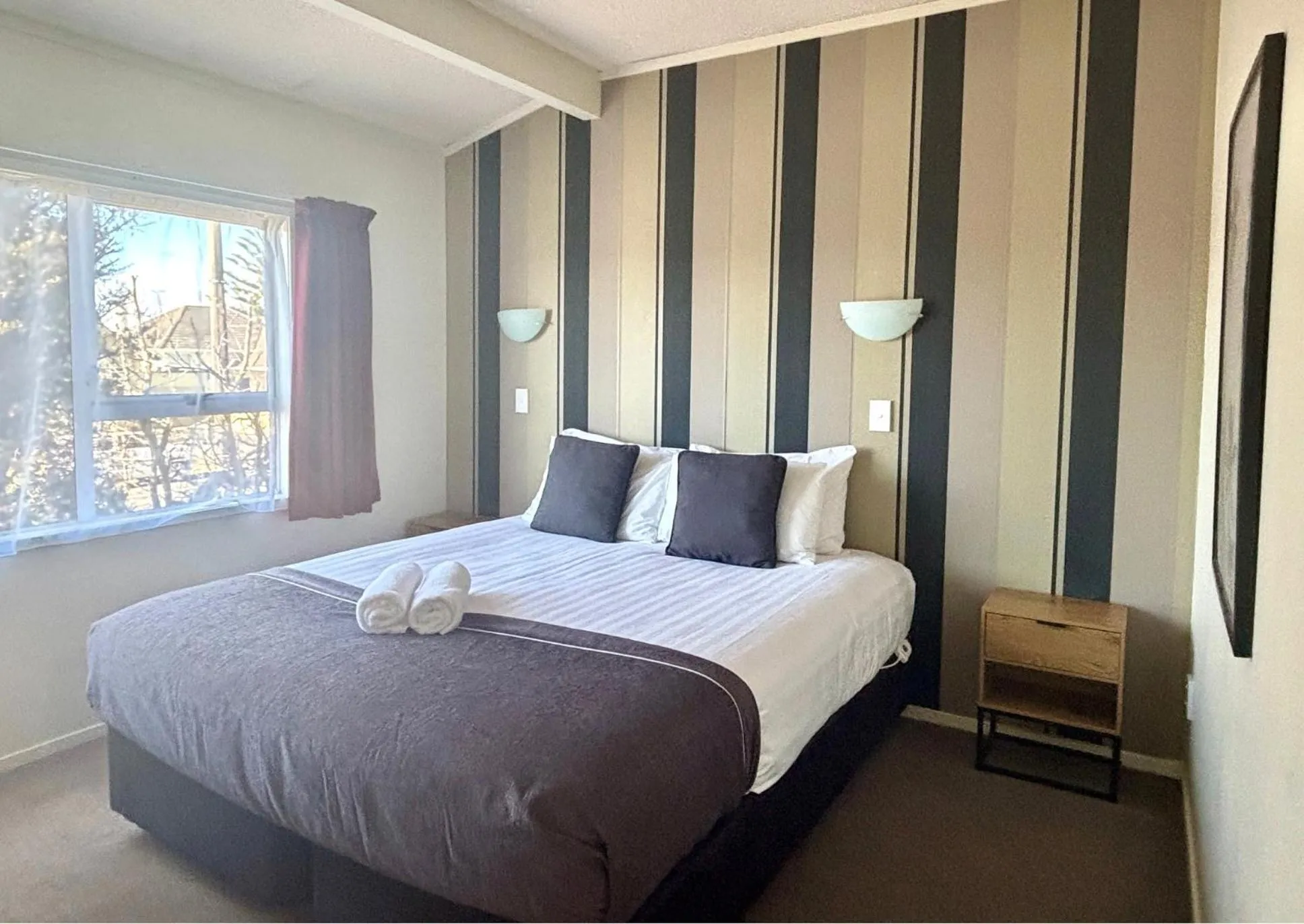 Bedroom, Bed in Parkside Motel and Apartments