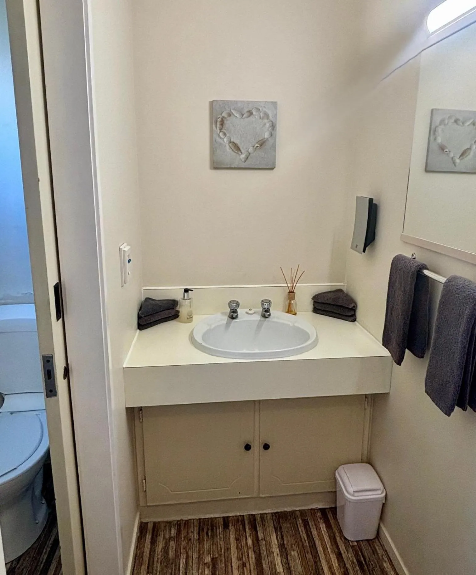 Bathroom in Parkside Motel and Apartments