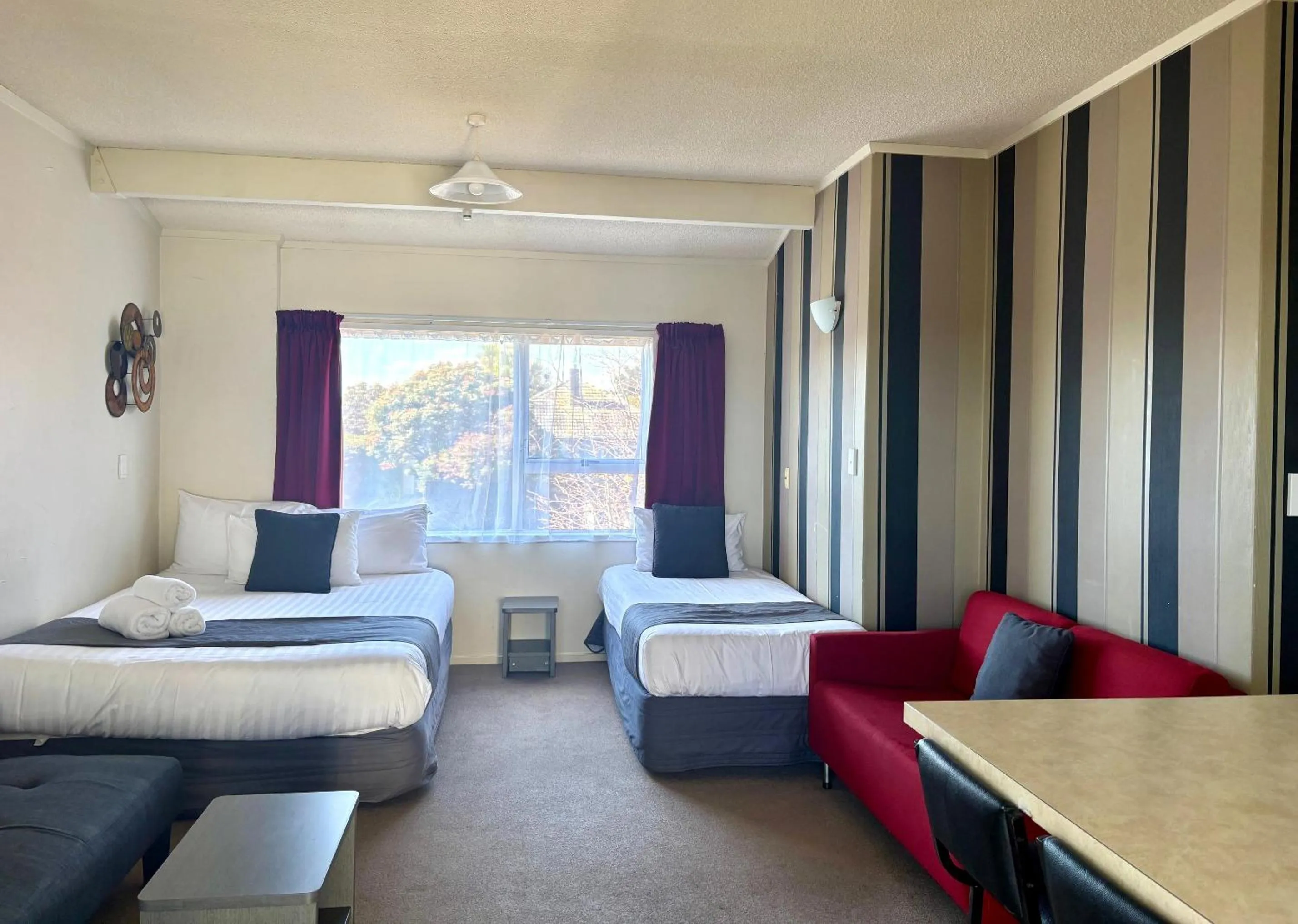 Living room, Bed in Parkside Motel and Apartments