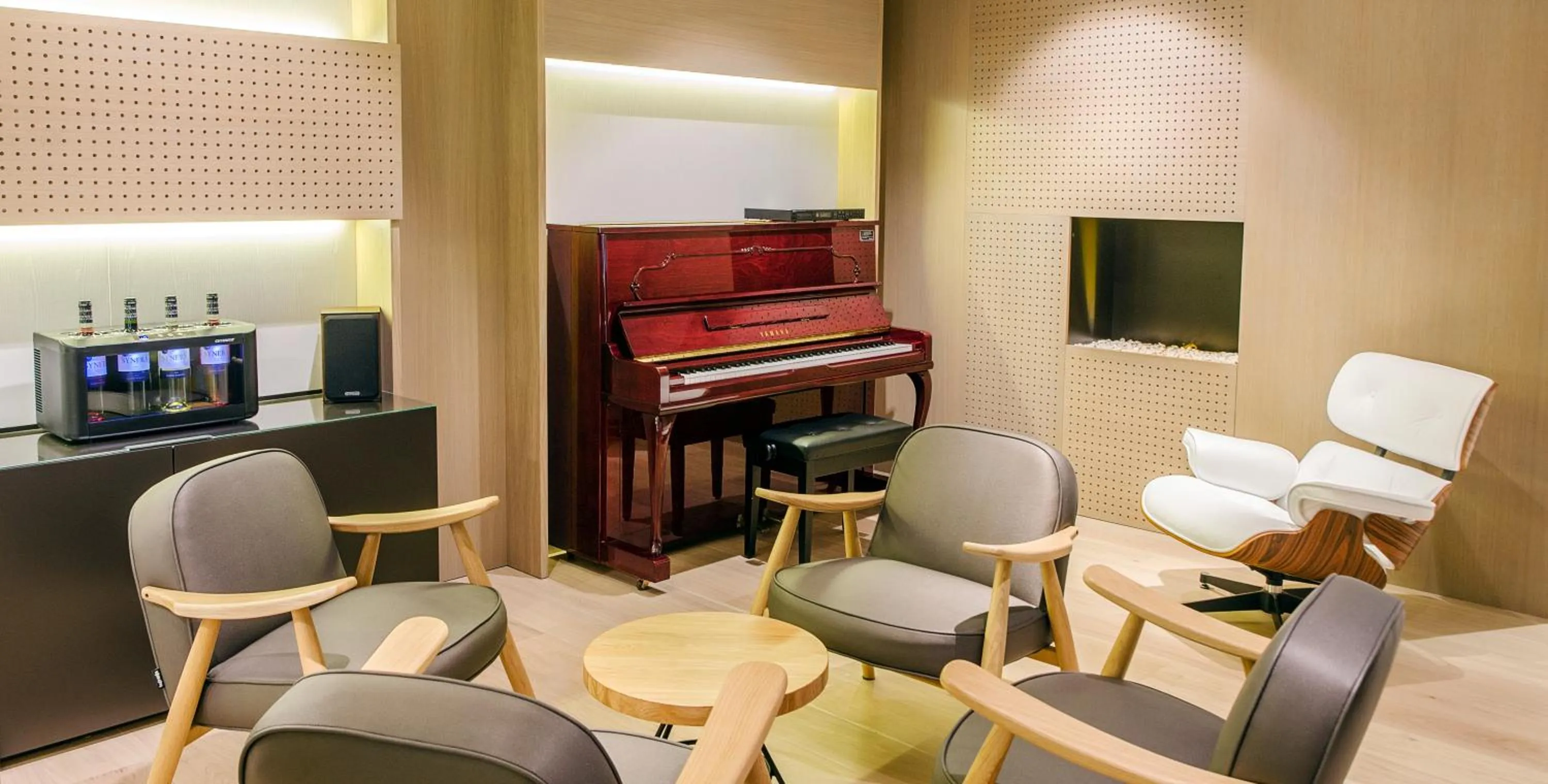 Communal lounge/ TV room in Aparthotel Silver