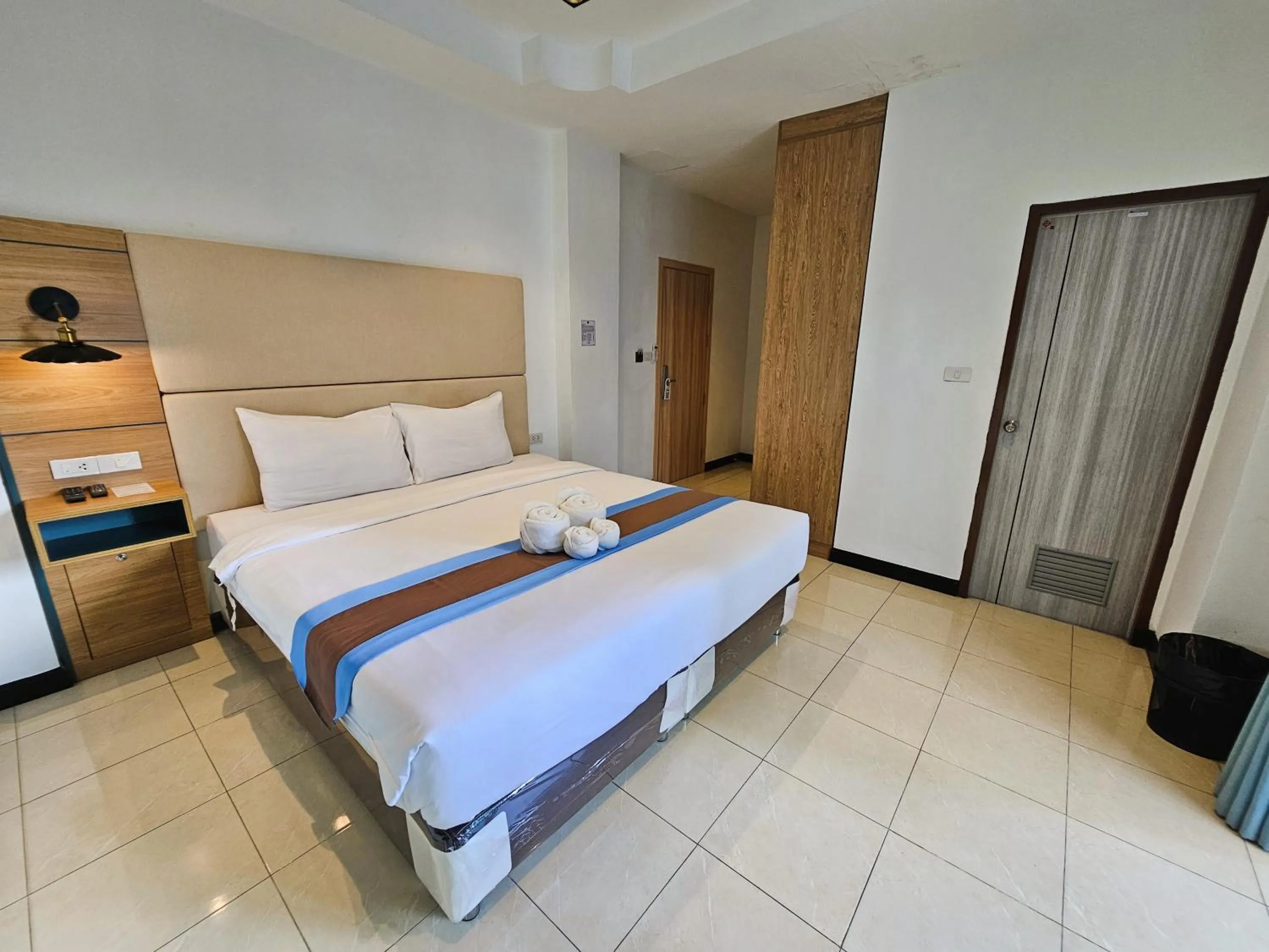 Bedroom, Bed in The Base Inn Pattaya