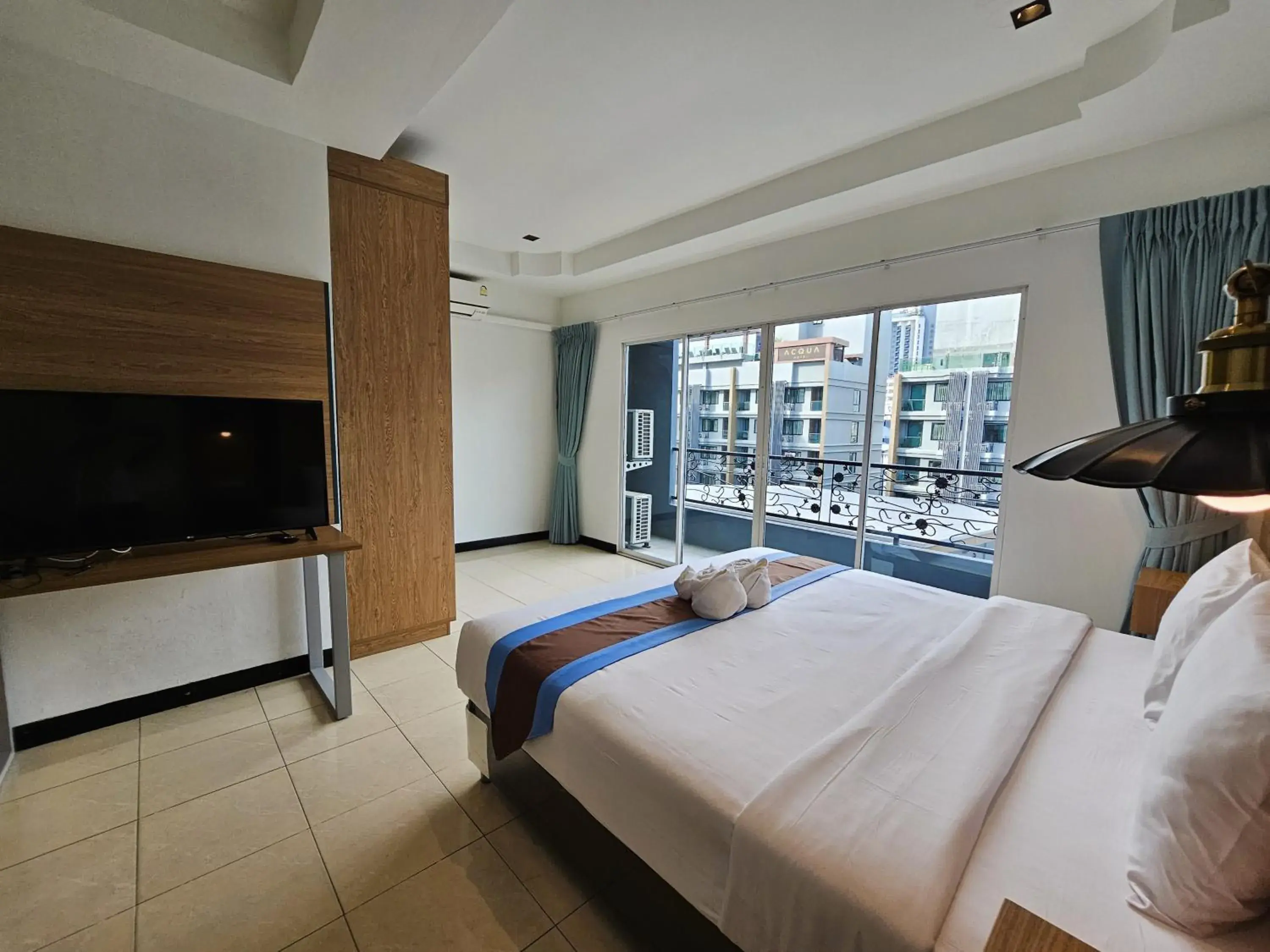 Superior Double Room with Balcony in The Base Inn Pattaya Superior Double Room with Balcony in The Base Inn Pattaya