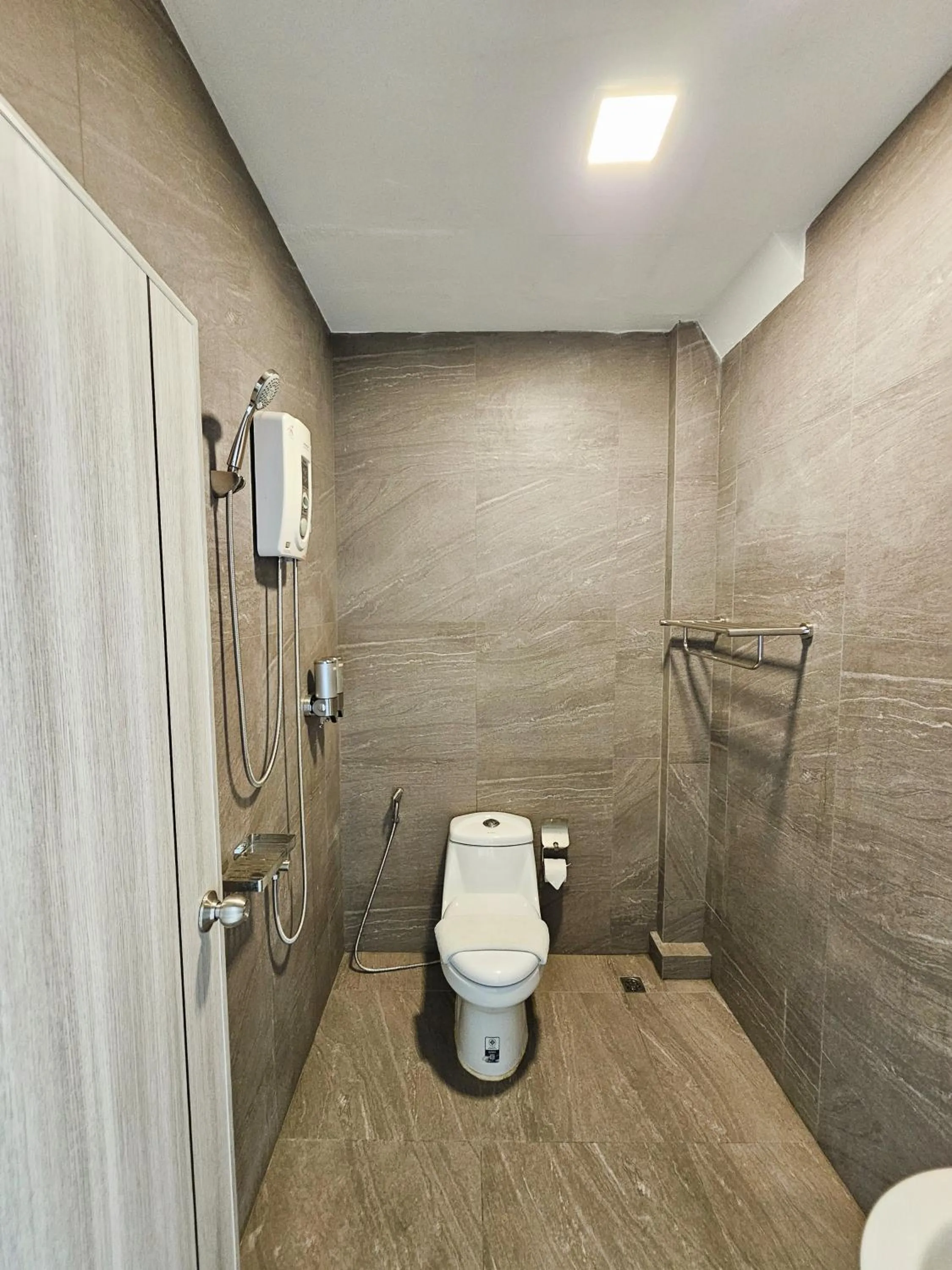 Shower in The Base Inn Pattaya