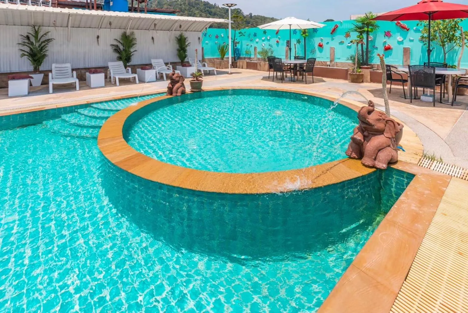 Swimming pool in Sun Shine Patong