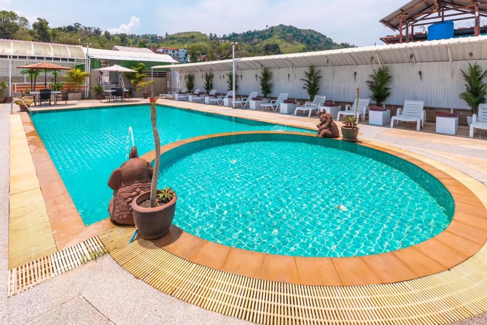 Swimming pool in Sun Shine Patong