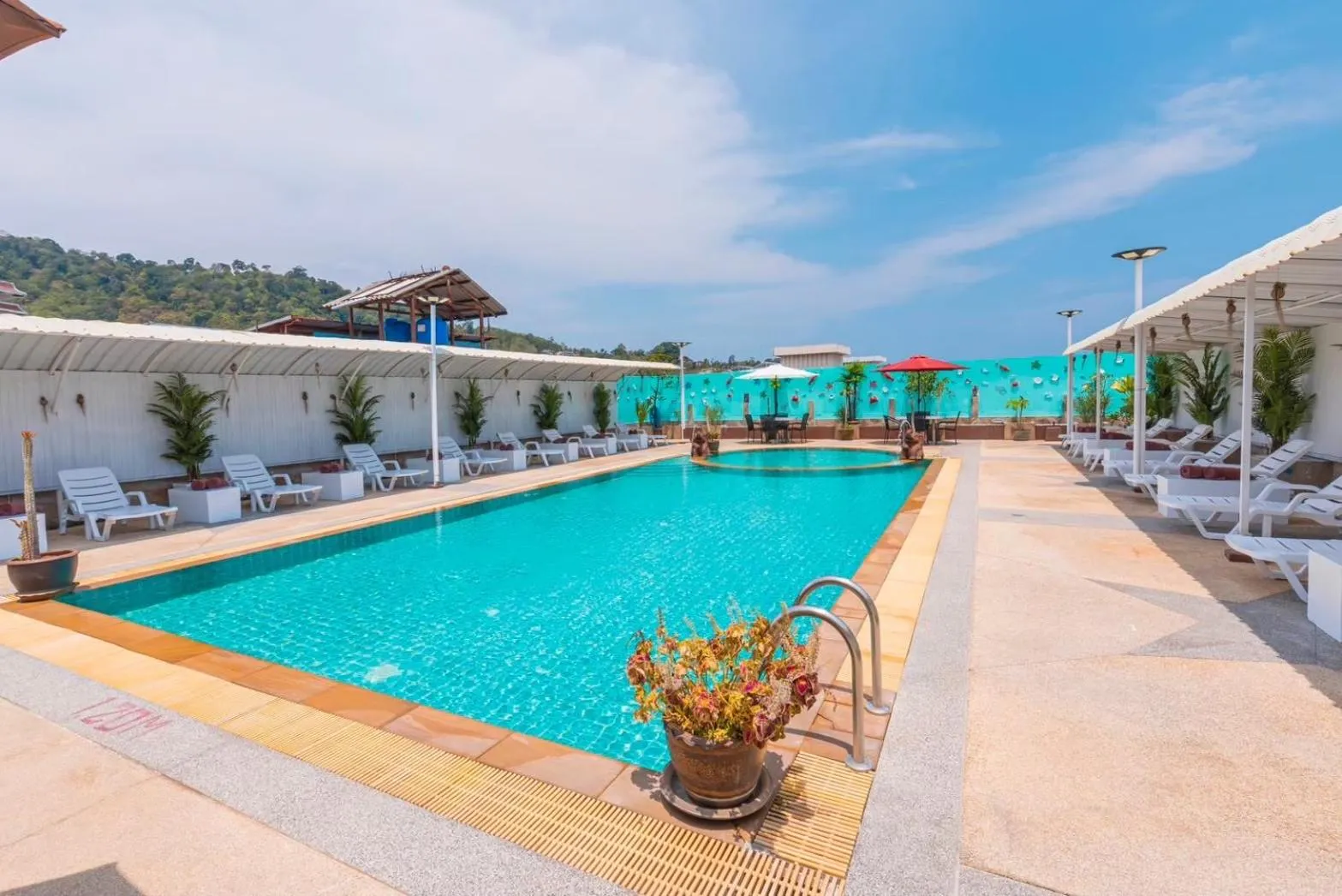 Swimming pool in Sun Shine Patong