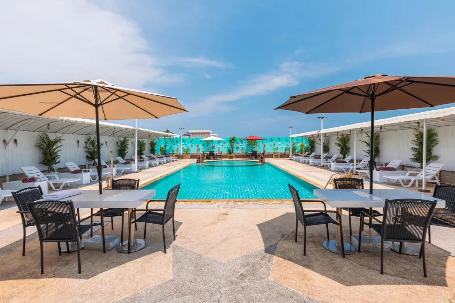 Swimming pool in Sun Shine Patong