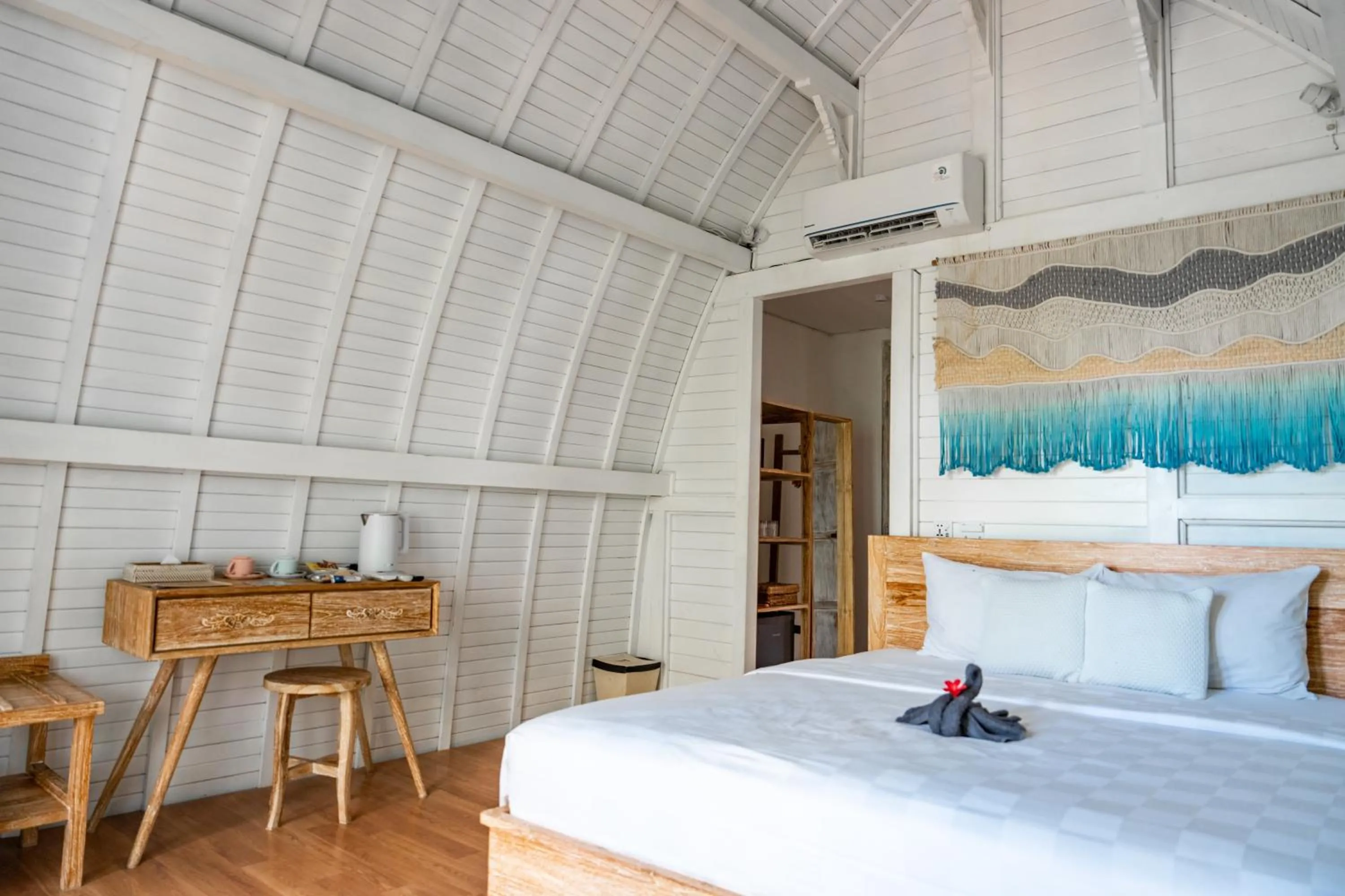 Bed in Mambo Beach Resort