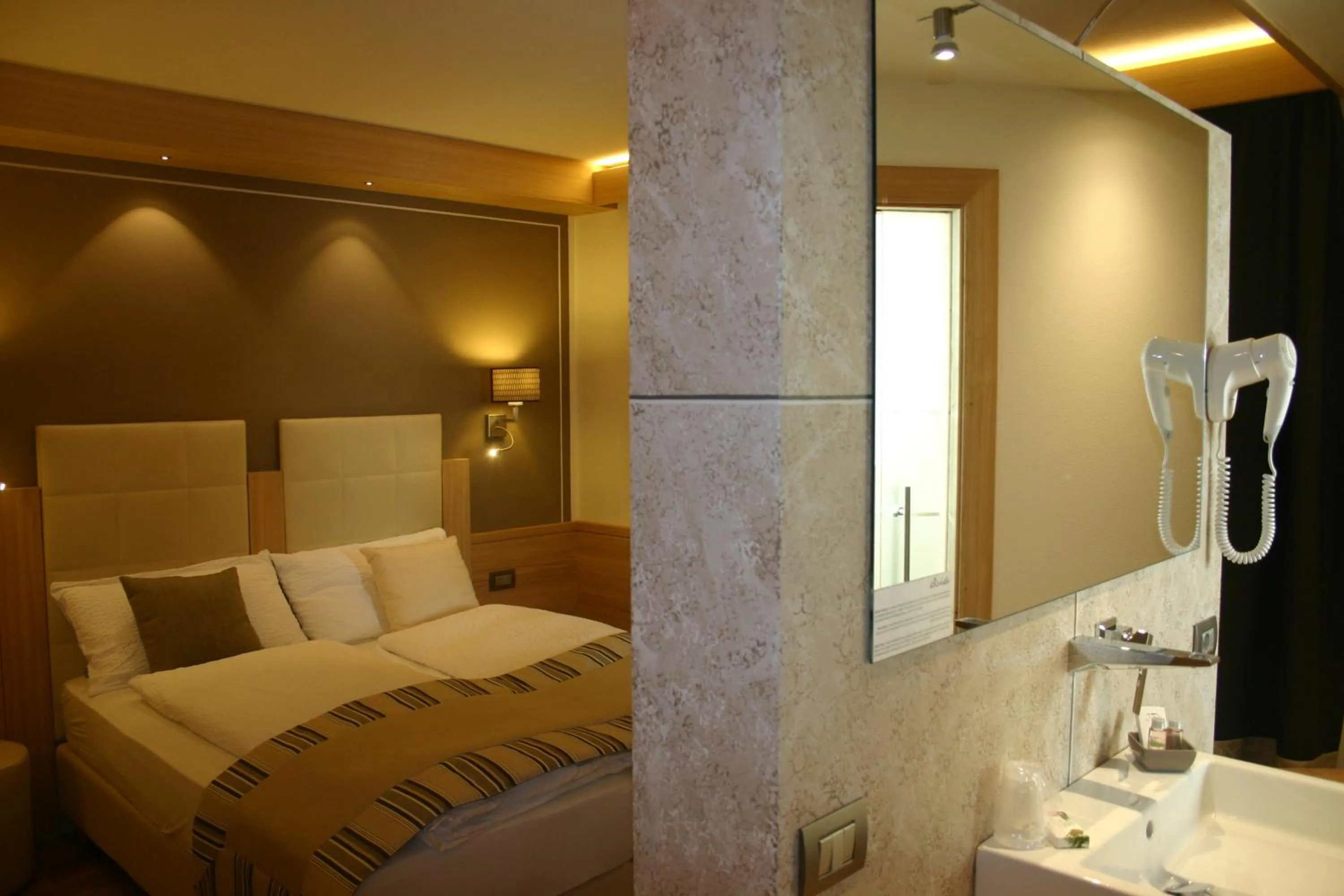 Bathroom, Bed in Hotel Bondi