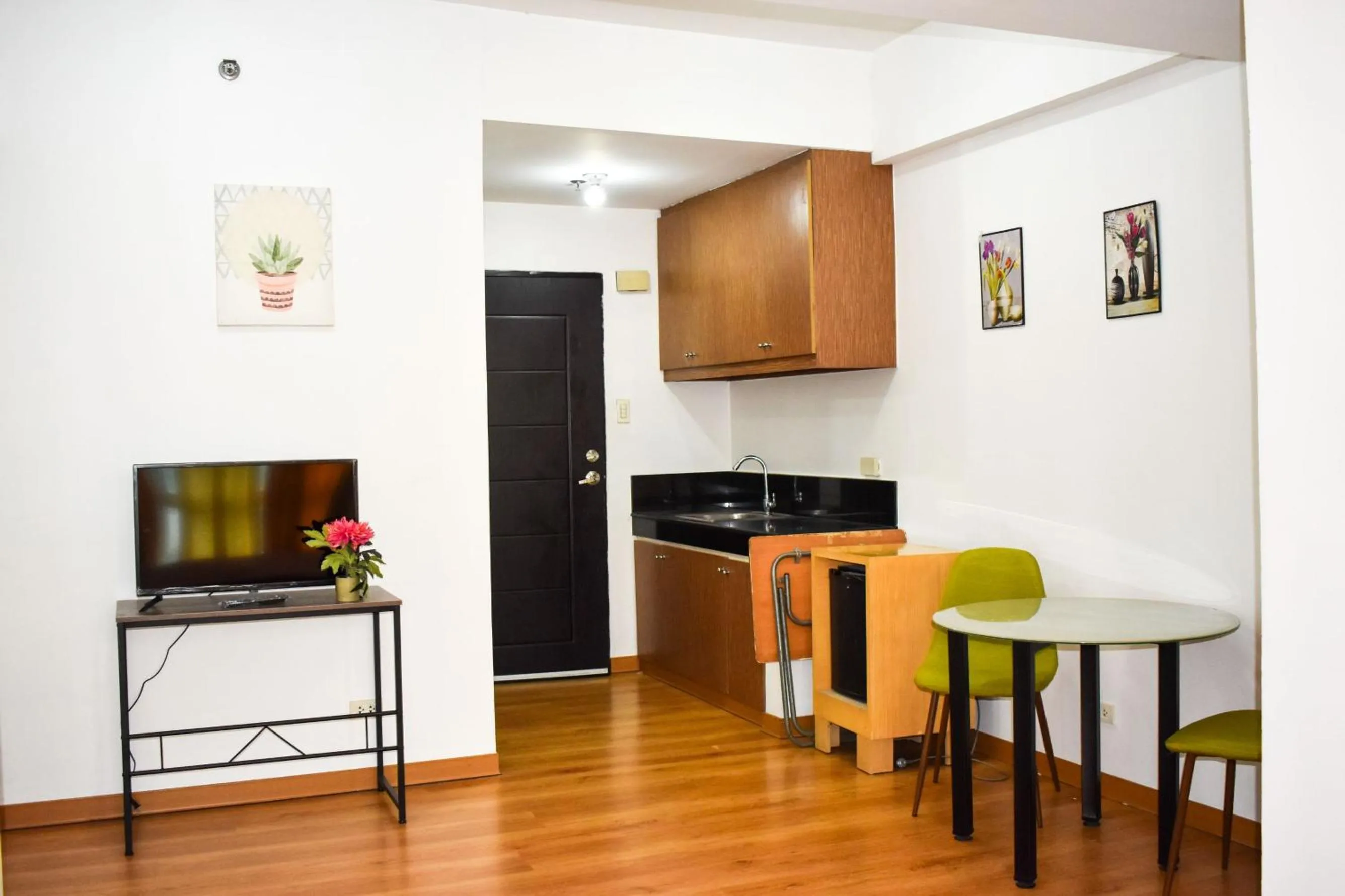 Dining area in The Boni Tower by RSPL Manila City Center