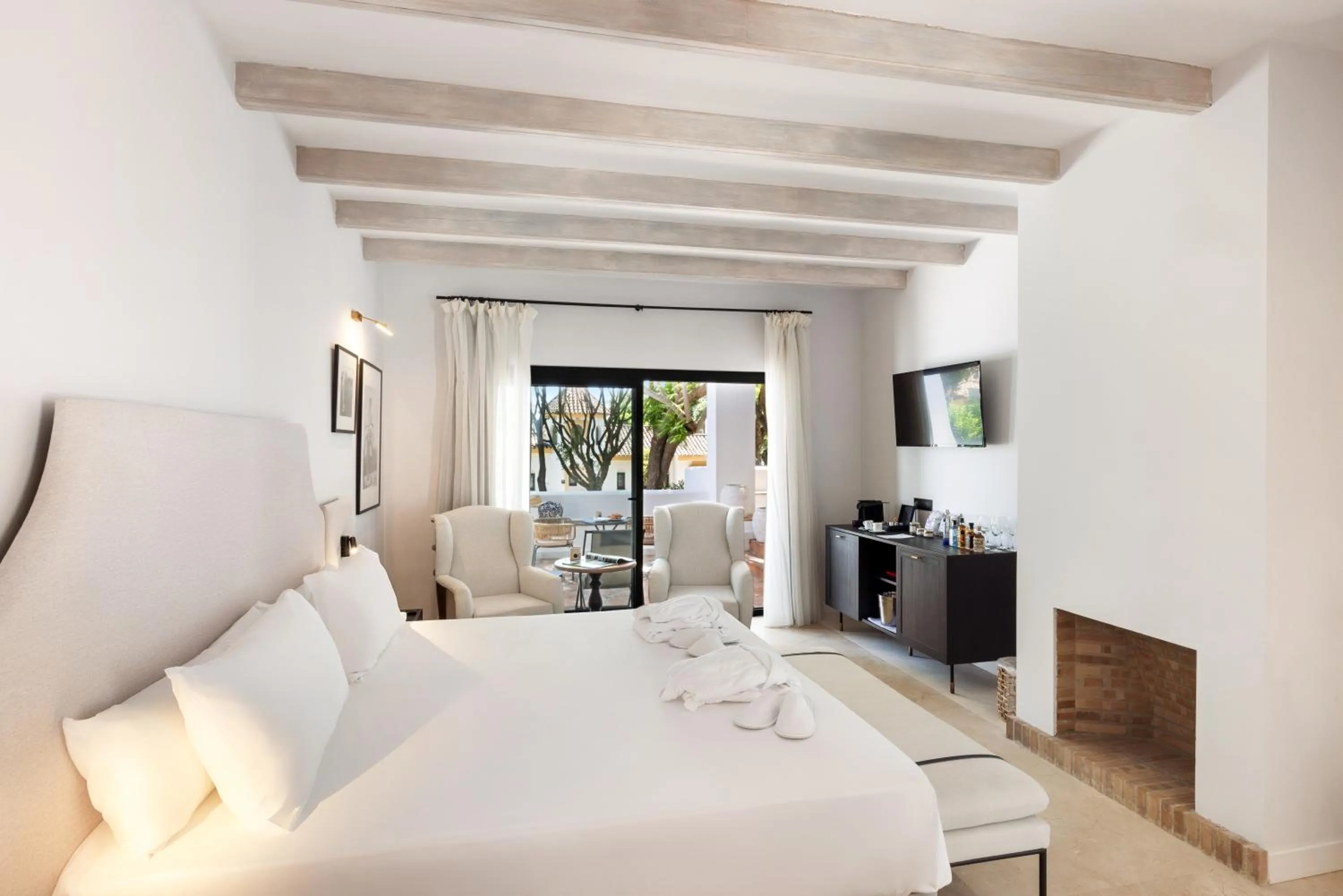 Photo of the whole room, Bed in Hotel Inmood San Roque