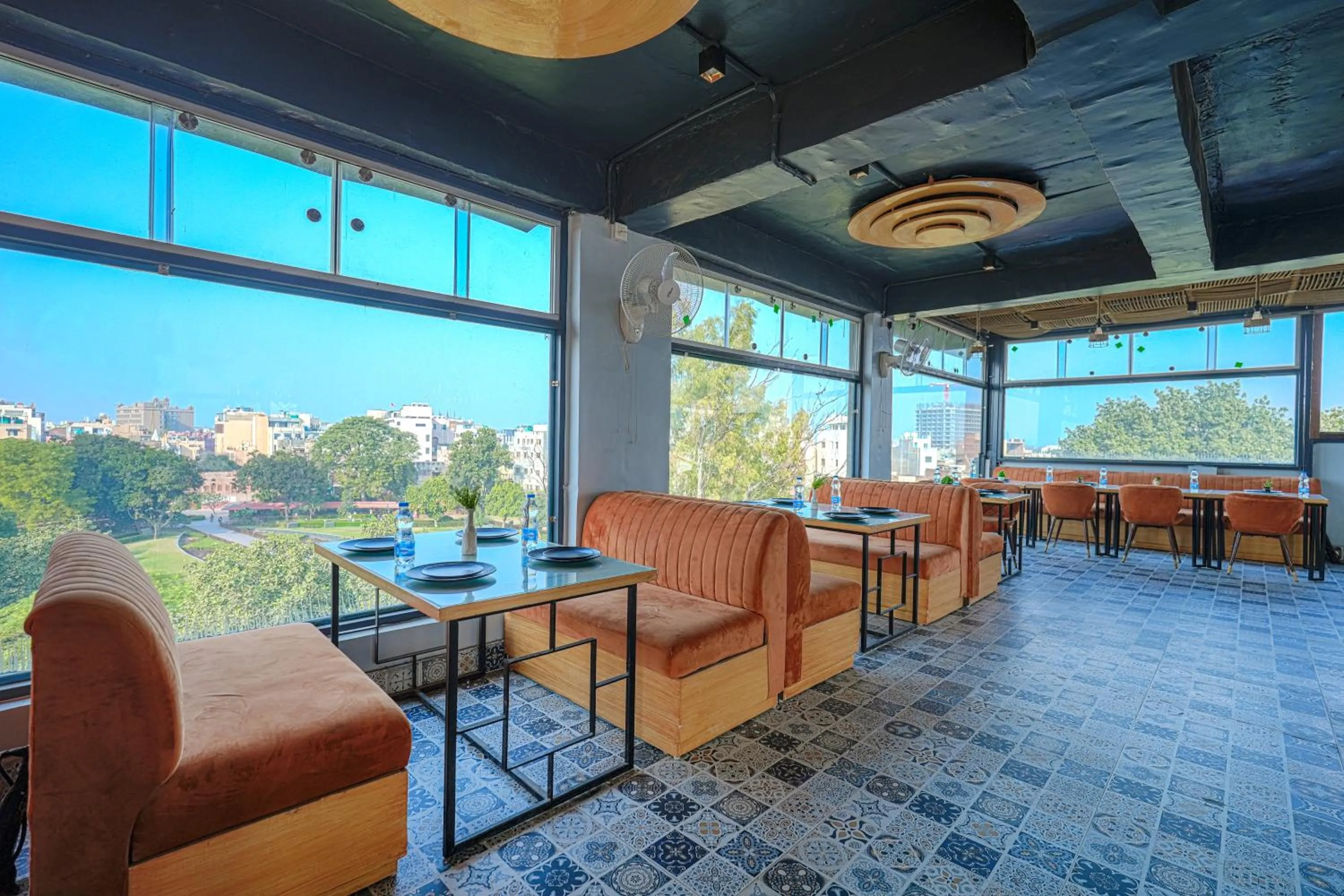 Restaurant/places to eat in Hotel Global Inn